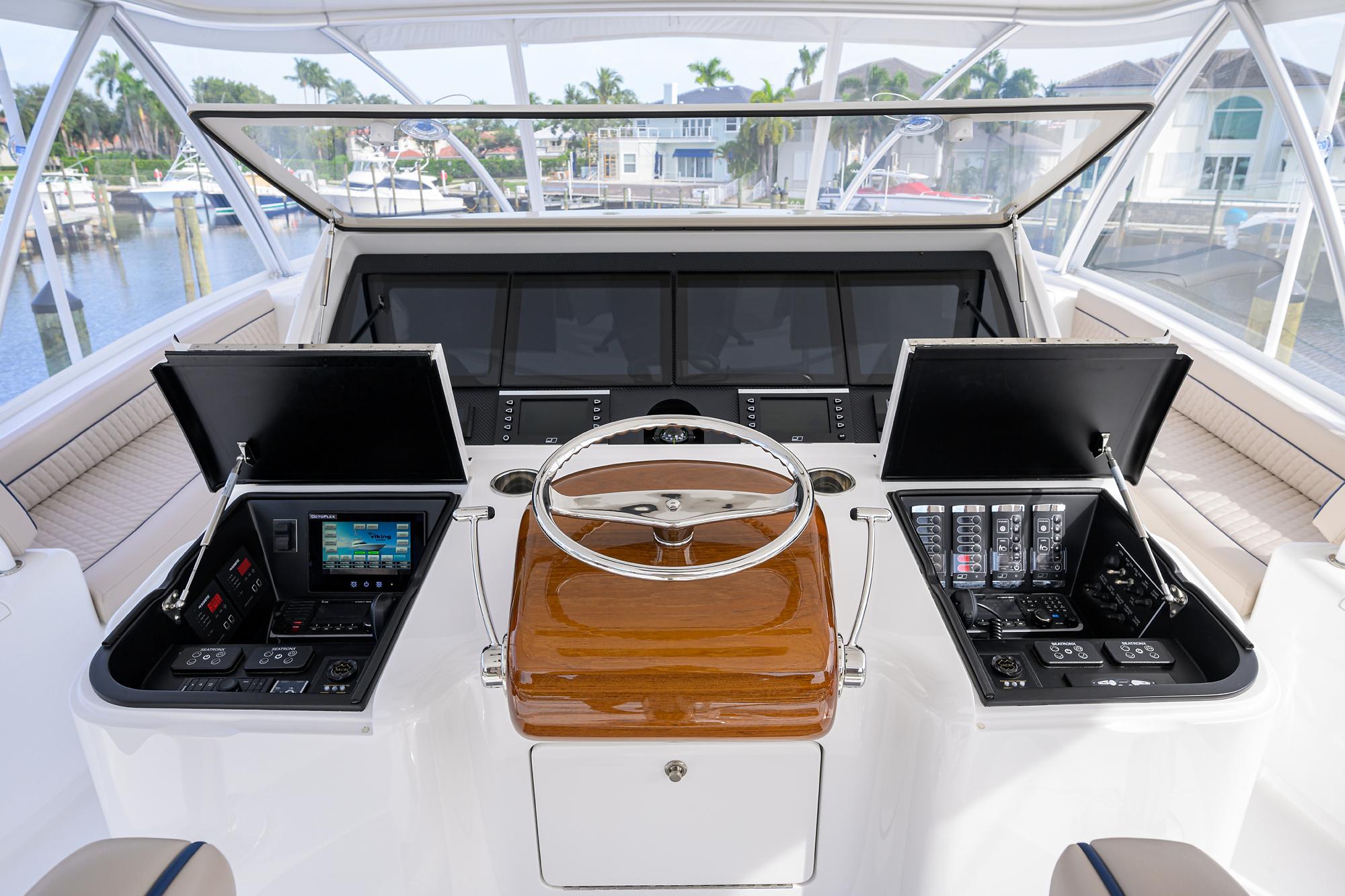 Viking 80 KEMOSABE - Flybridge Helm Electronics