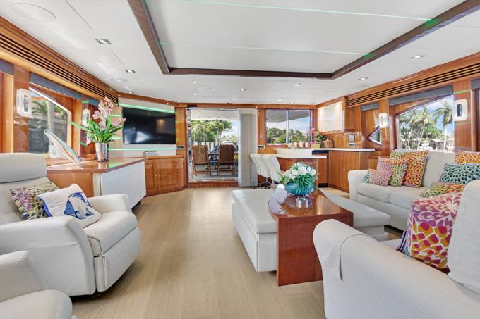 Hargrave-Capri Skylounge 2005 -FL-US-Salon Looking Aft-9821272 | Thumbnail