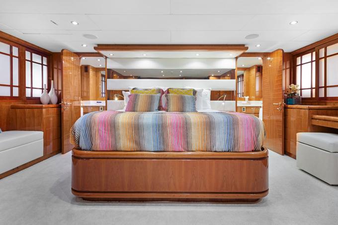 Hargrave-Capri Skylounge 2005 -FL-US-Master Looking Aft-9821272 | Thumbnail