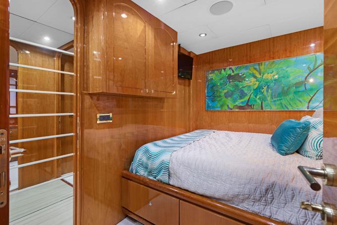 Hargrave-Capri Skylounge 2005 -FL-US-Stbd. Queen Berth Cabin-9821272 | Thumbnail