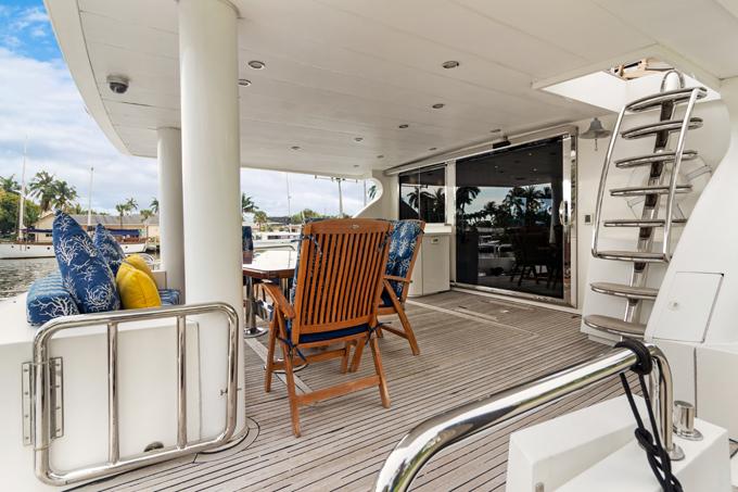 Hargrave-Capri Skylounge 2005 -FL-US-Aft Deck-9821272 | Thumbnail
