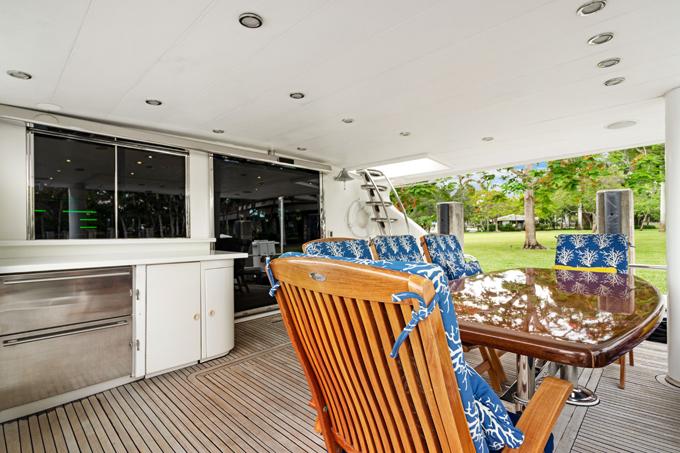 Hargrave-Capri Skylounge 2005 -FL-US-Aft Deck-9821272 | Thumbnail
