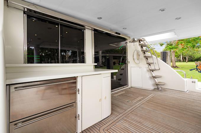 Hargrave-Capri Skylounge 2005 -FL-US-Aft Deck-9821272 | Thumbnail