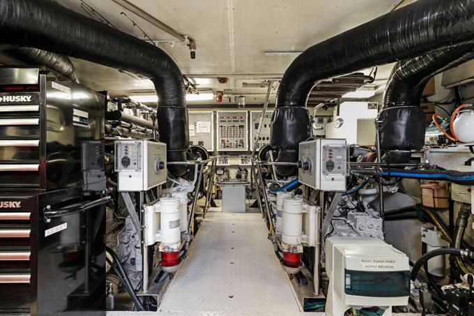 Hargrave-Capri Skylounge 2005 -FL-US-Engine Room Looking Forward-9821272 | Thumbnail