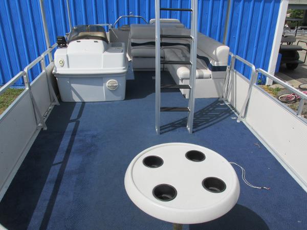 2001 Harris boat for sale, model of the boat is SUPER SUNLINER240 & Image # 12 of 16