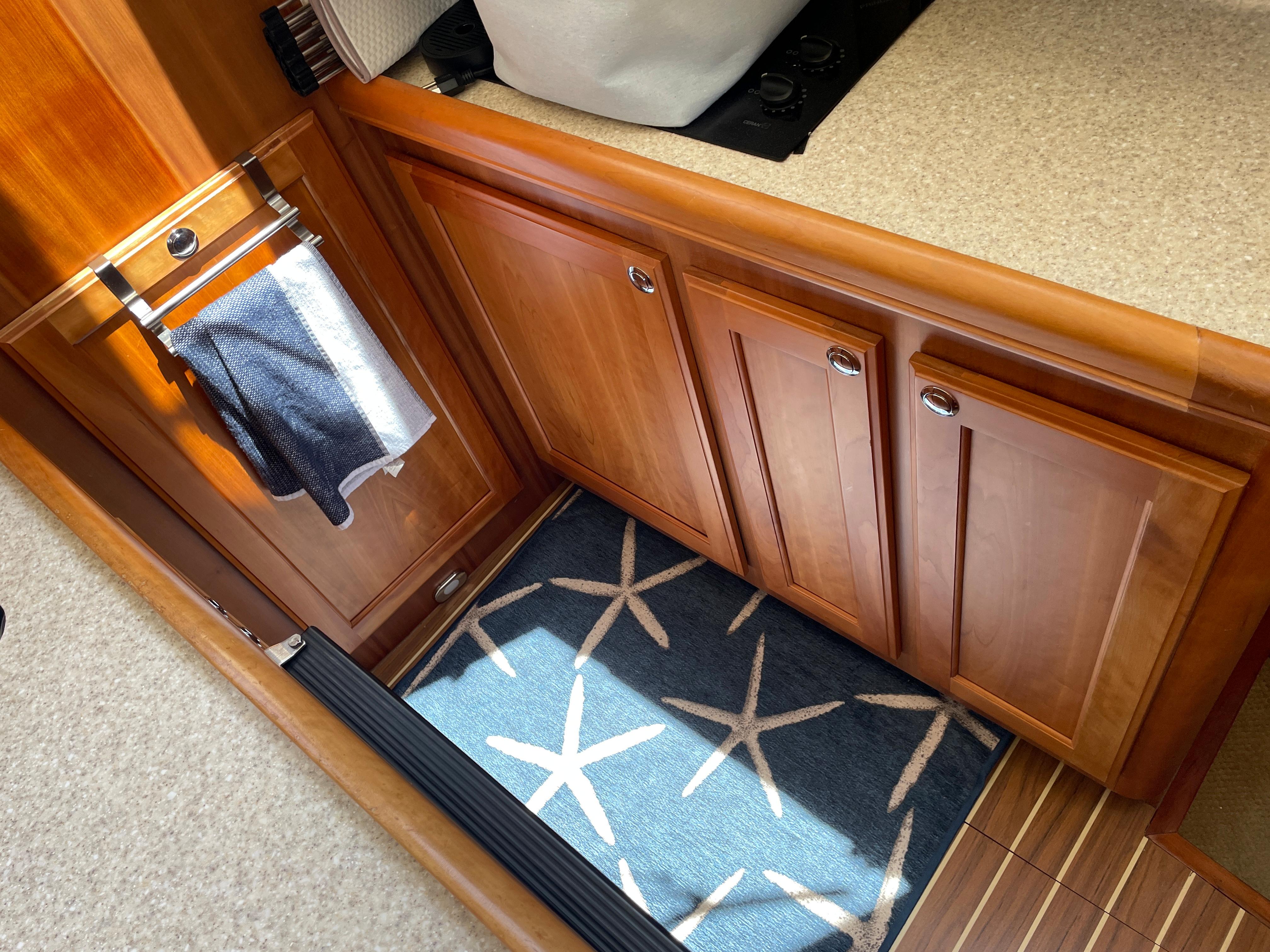 34 ft Mainship 34 Trawler Ample galley storage