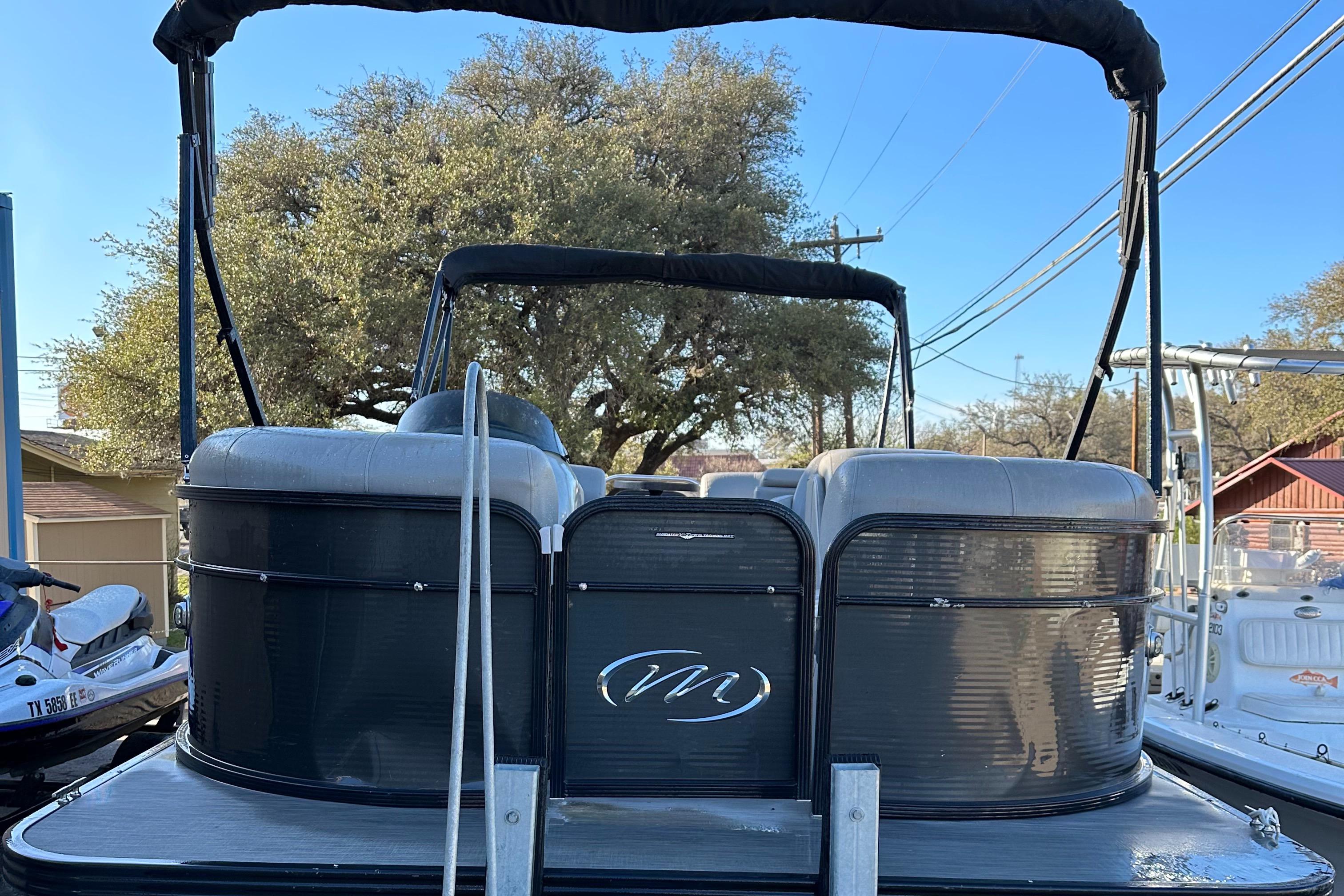 2018 Manitou 23 Oasis RF VP