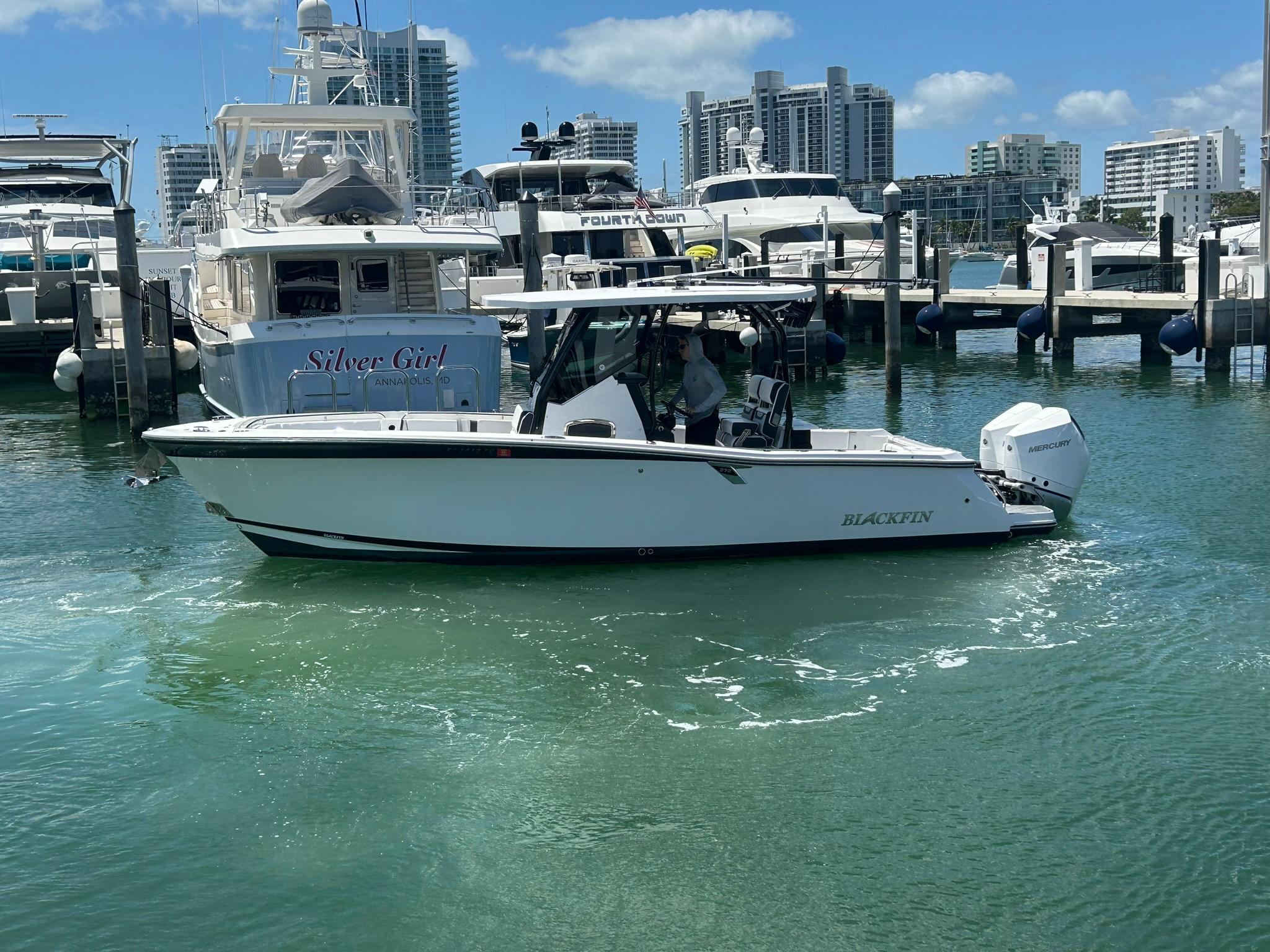 2023 Blackfin - Exterior profile on the water