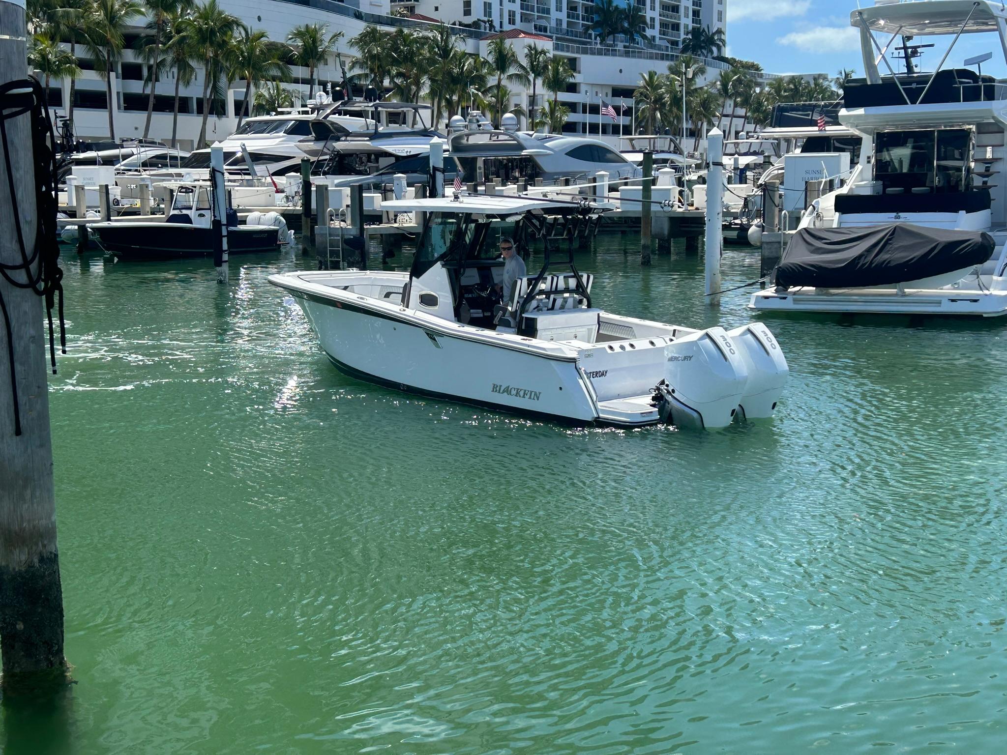 2023 Blackfin - Exterior profile on the water