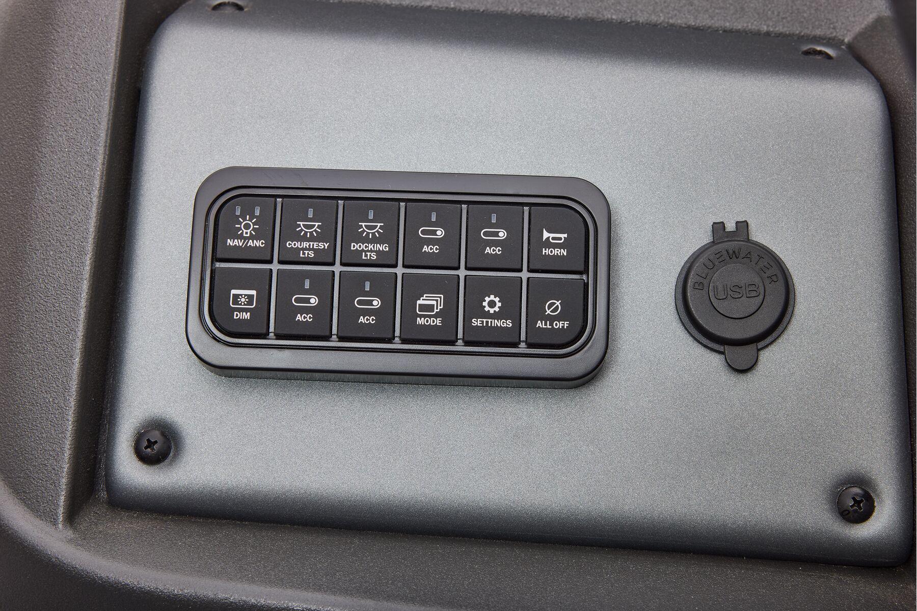 2026 Sun Tracker Party Barge 18 DLX Gallery