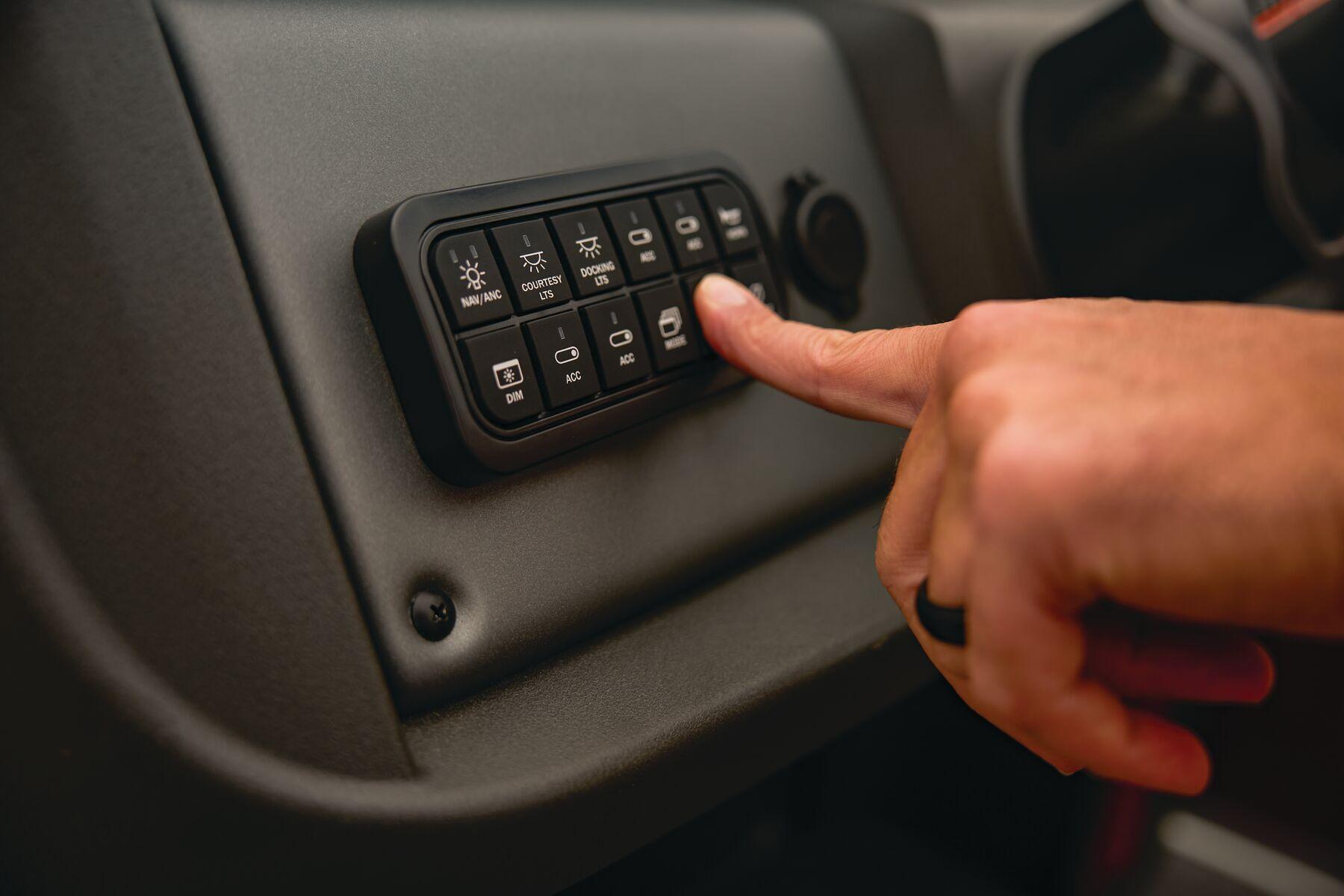 2026 Sun Tracker Party Barge 18 DLX Gallery