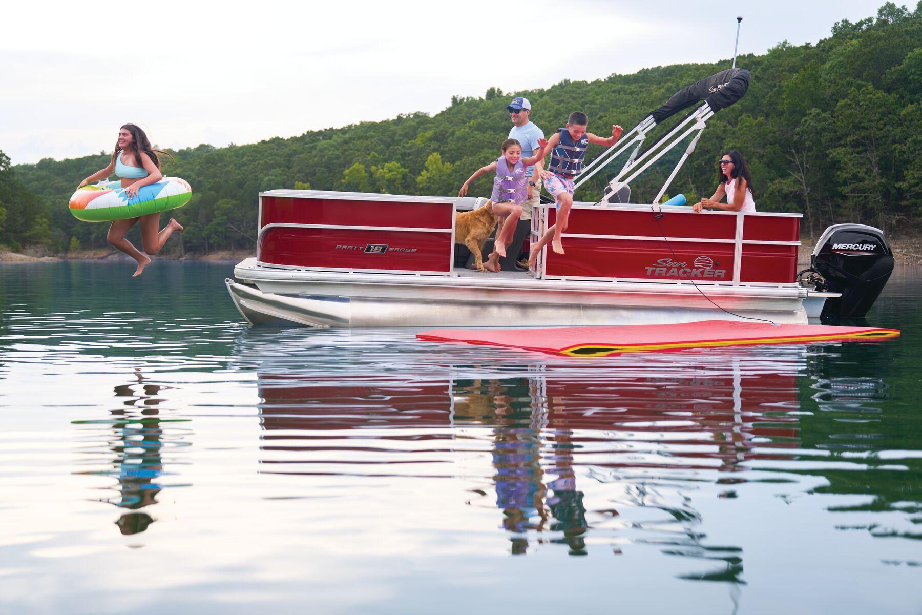 2026 Sun Tracker Party Barge 18 DLX Gallery