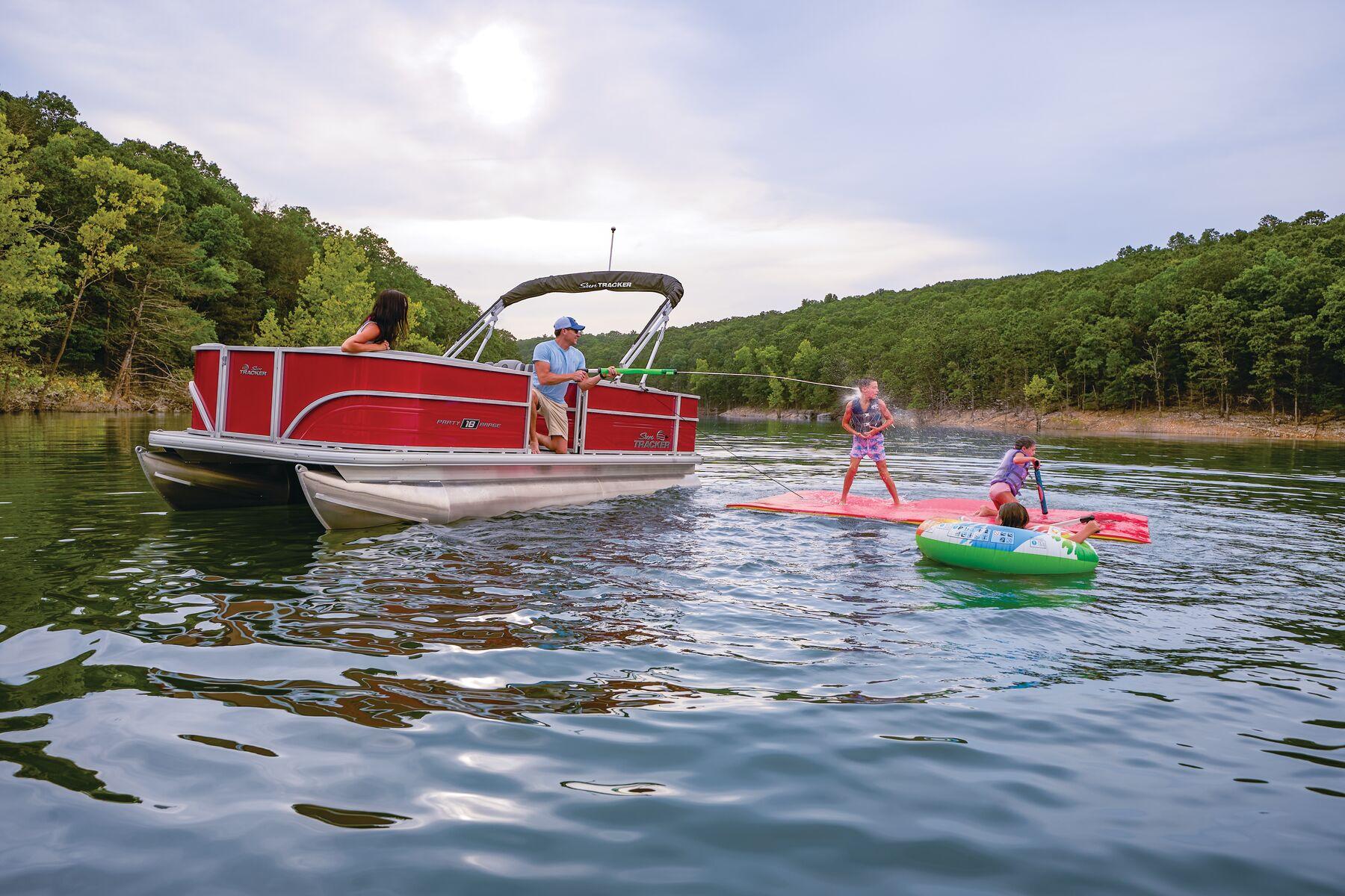 2026 Sun Tracker Party Barge 18 DLX Gallery