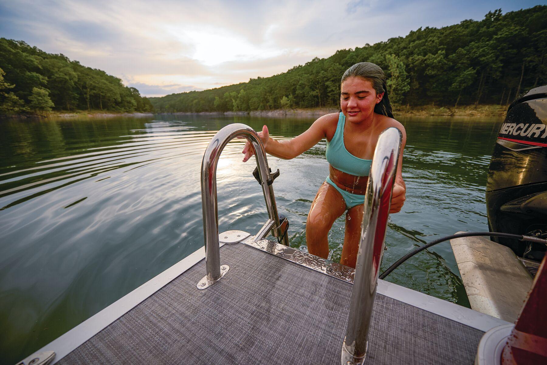 2026 Sun Tracker Party Barge 18 DLX Gallery