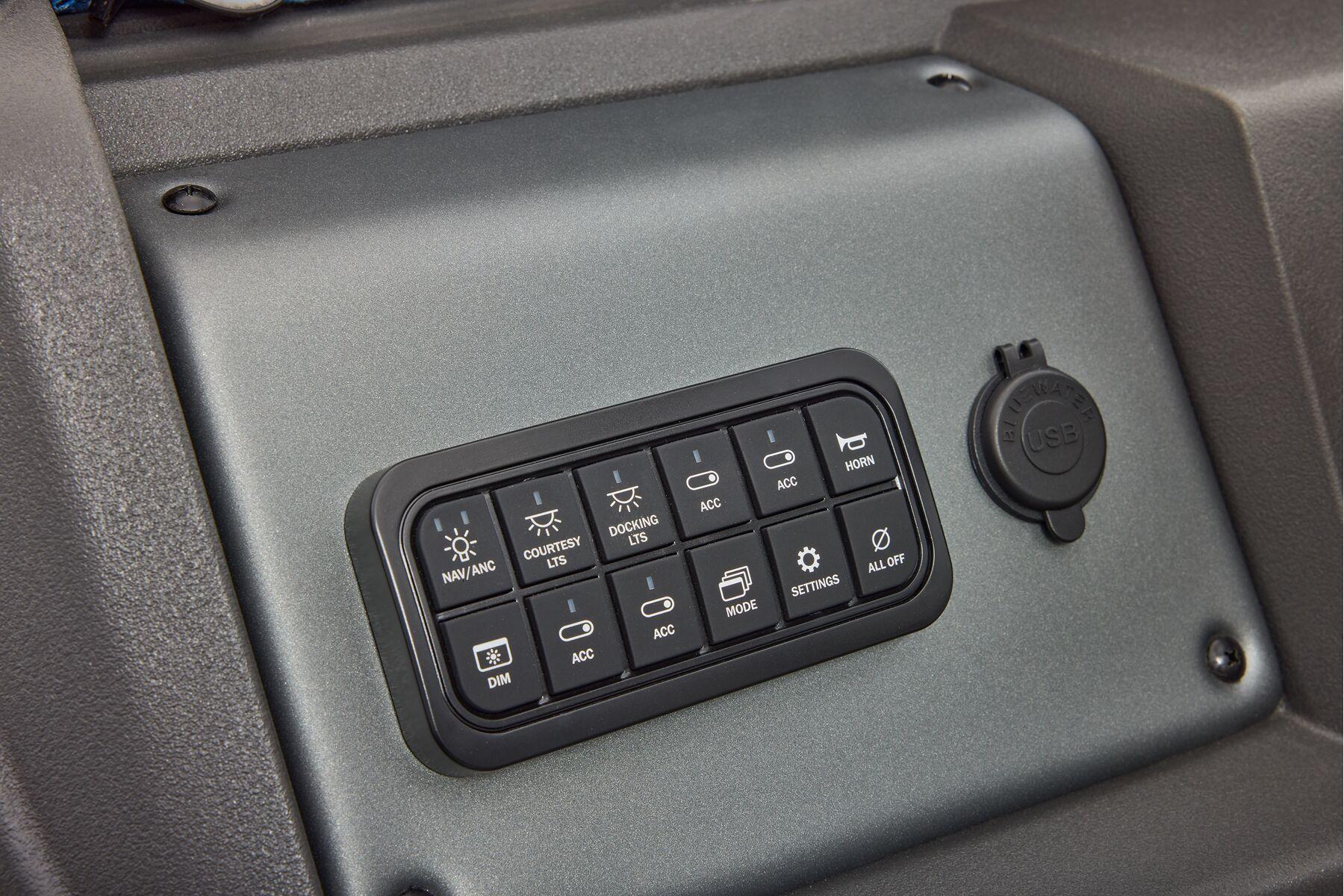 2026 Sun Tracker Party Barge 20 DLX Gallery