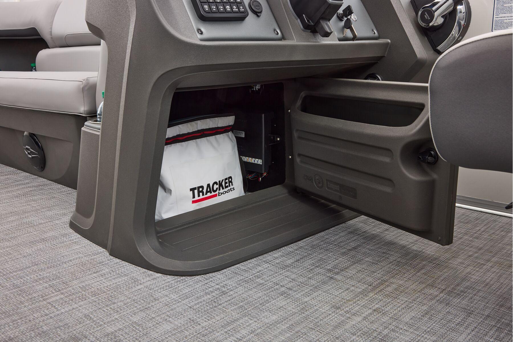 2026 Sun Tracker Party Barge 20 DLX Gallery