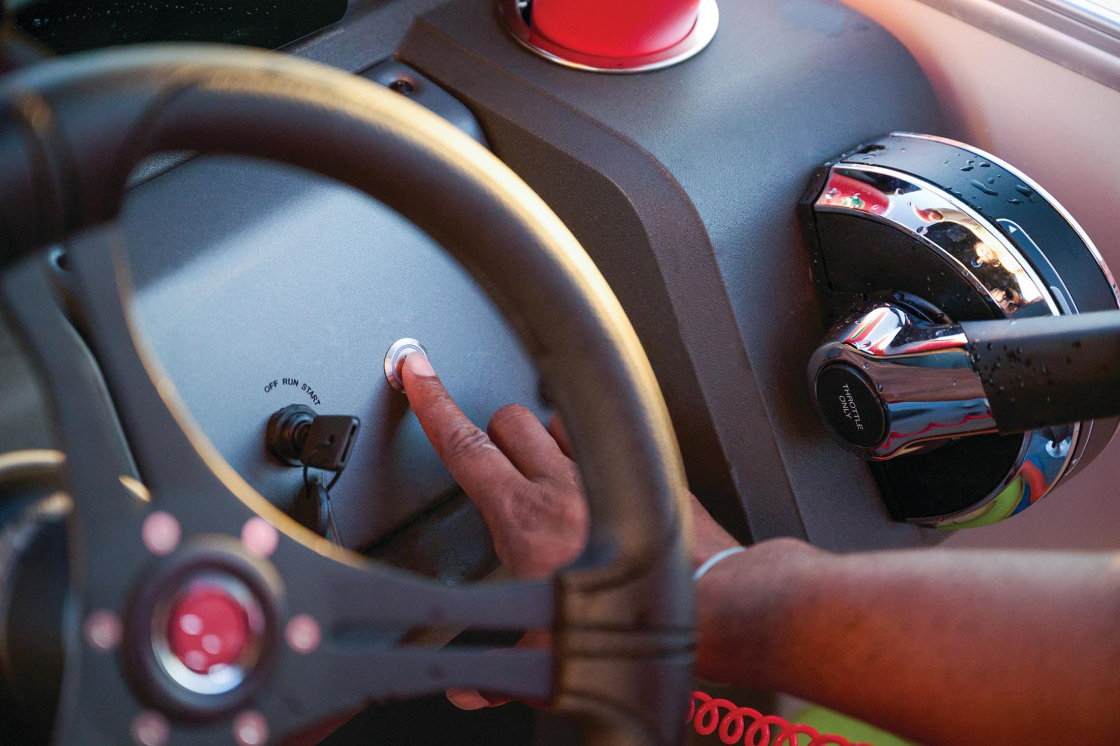 2026 Sun Tracker Party Barge 20 DLX Gallery