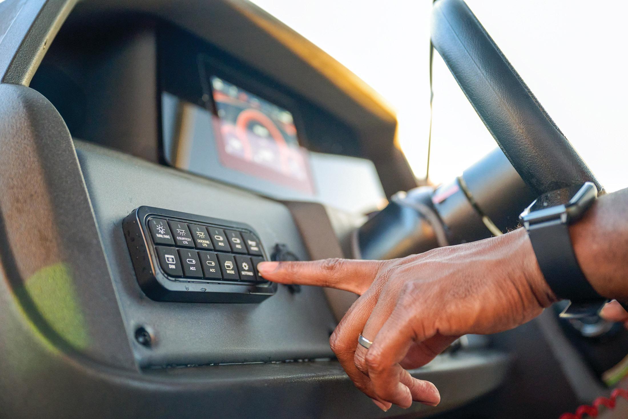 2026 Sun Tracker Party Barge 20 DLX Gallery