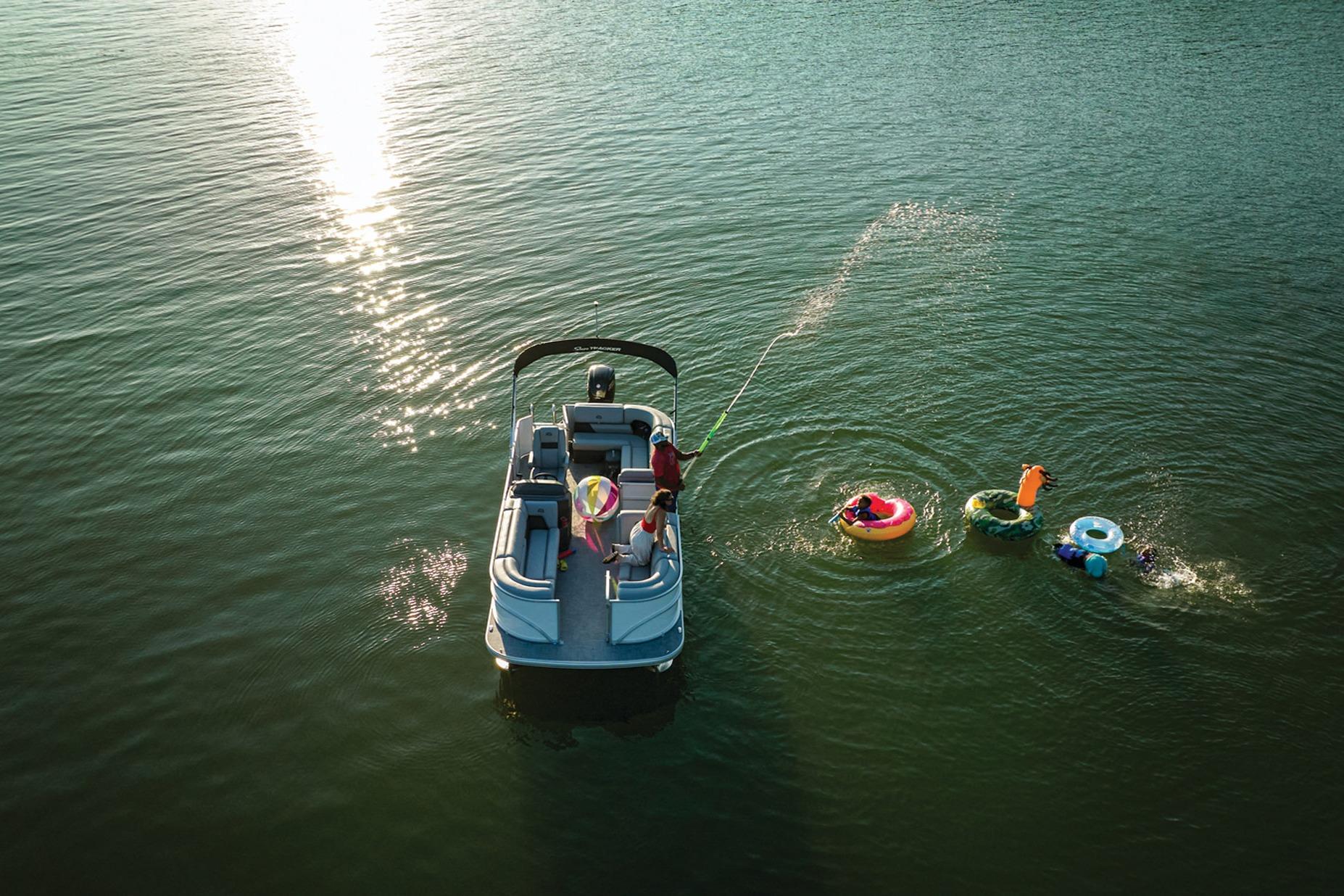 2026 Sun Tracker Party Barge 20 DLX Gallery