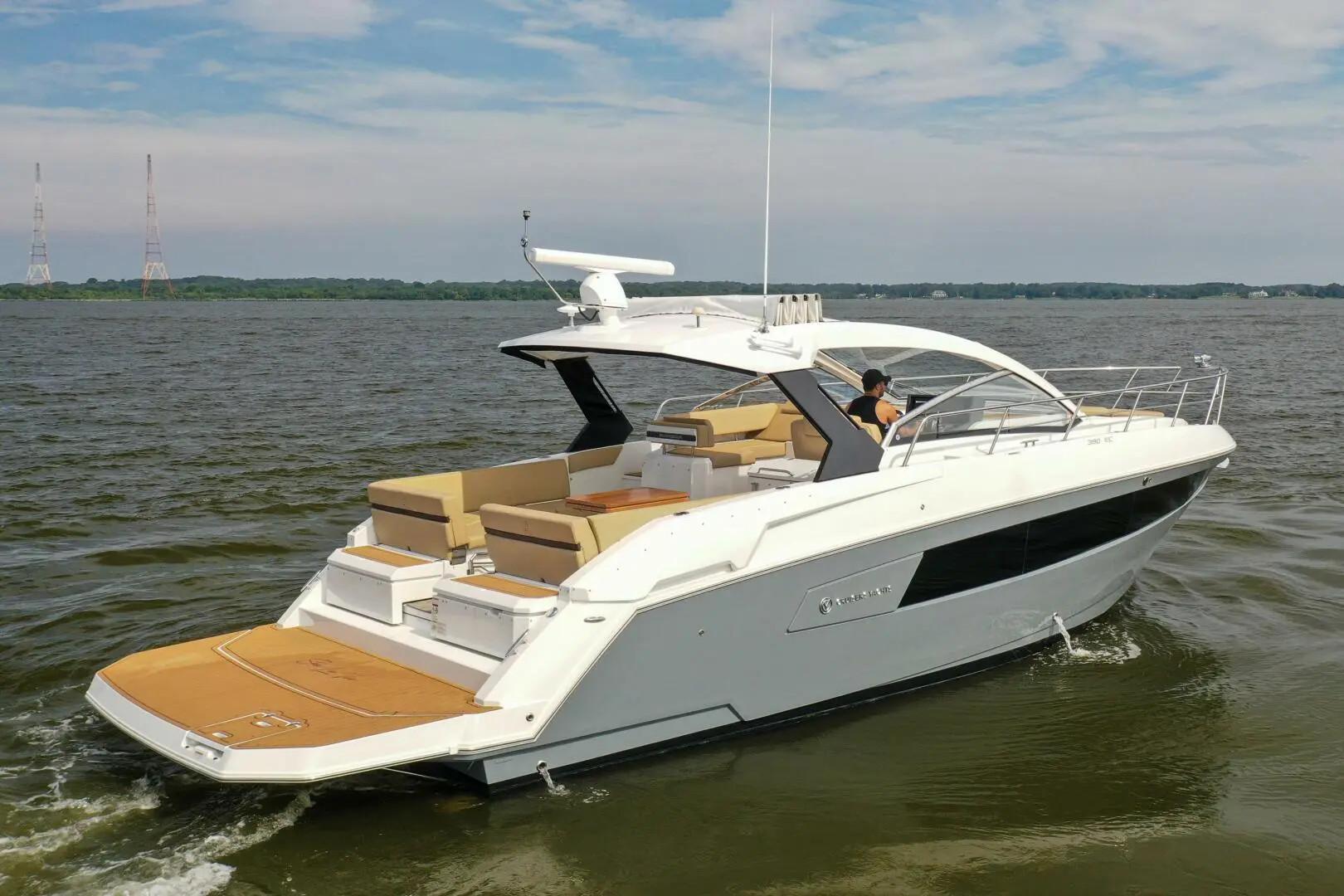 2017 Cruisers Yachts 390 Express Coupe0