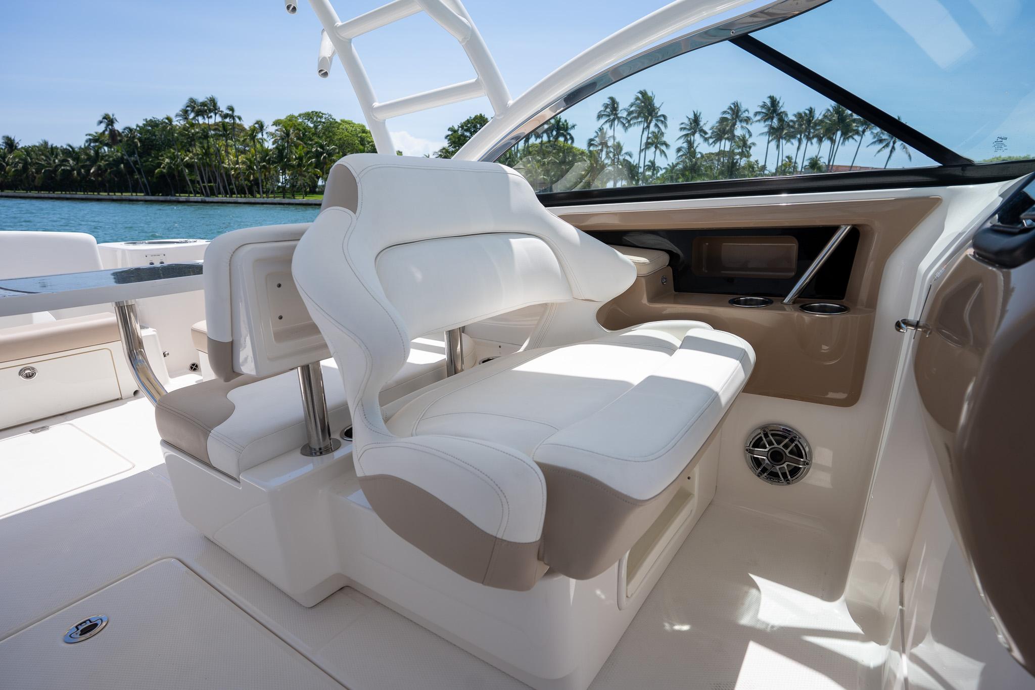 2024-robalo-r317-dual-console-power-9821374-20250530123119398-1_XLARGE