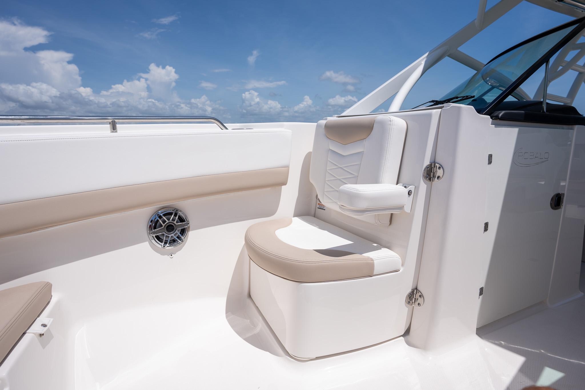 2024-robalo-r317-dual-console-power-9821374-20250530123125412-1_XLARGE