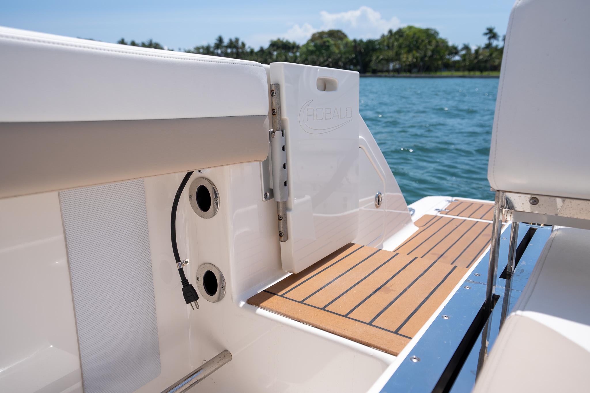 2024-robalo-r317-dual-console-power-9821374-20250530123140405-1_XLARGE