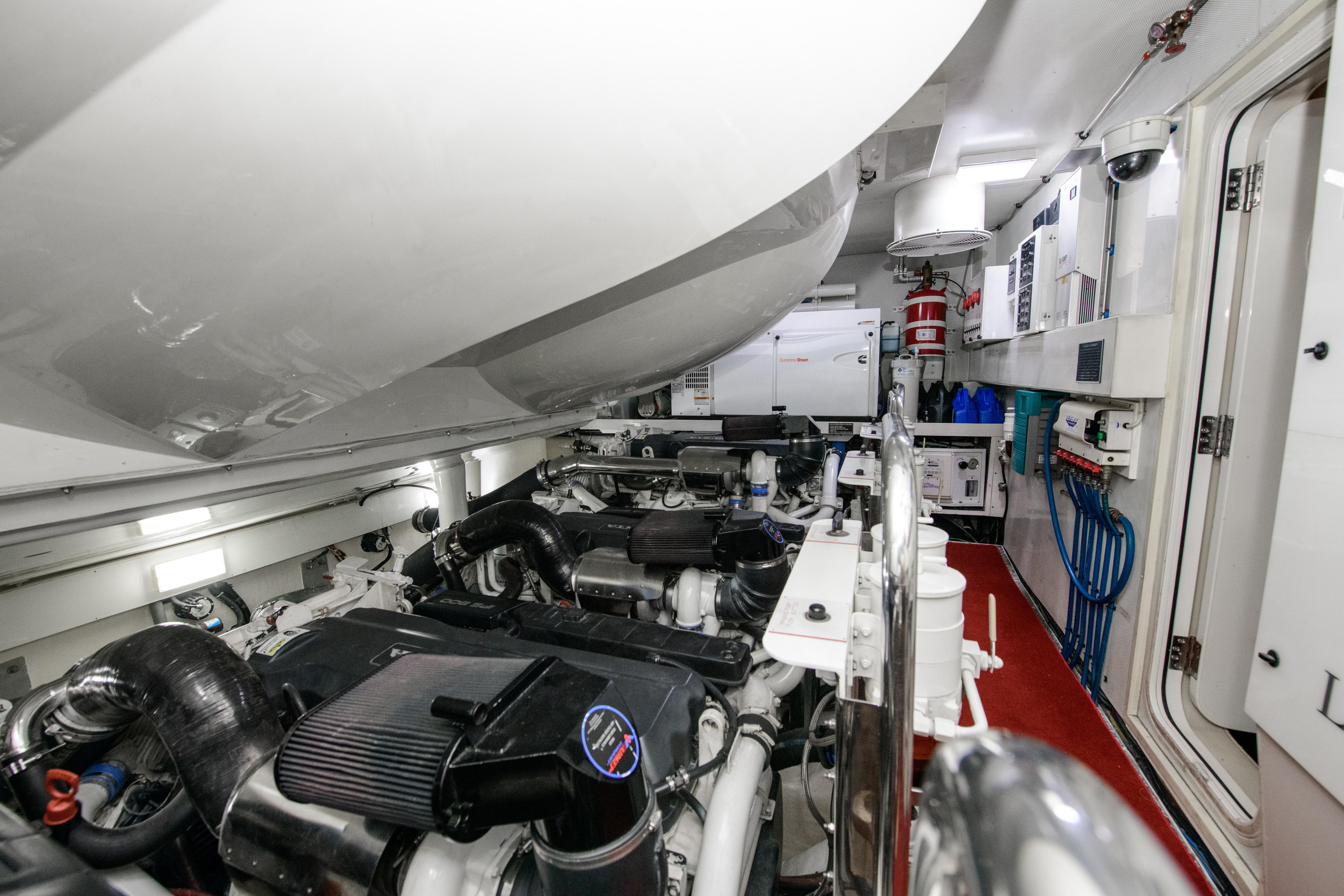 Lazzara 92 JUKASA III - Engine Room