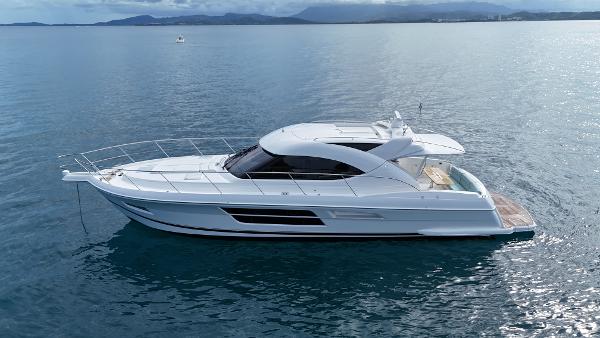 2016 Riviera 5000 Sport Yacht
