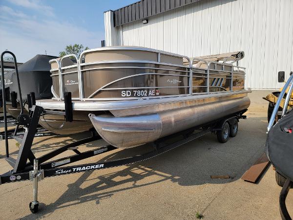 2020 Sun Tracker boat for sale, model of the boat is Party Barge 22 DLX & Image # 1 of 18