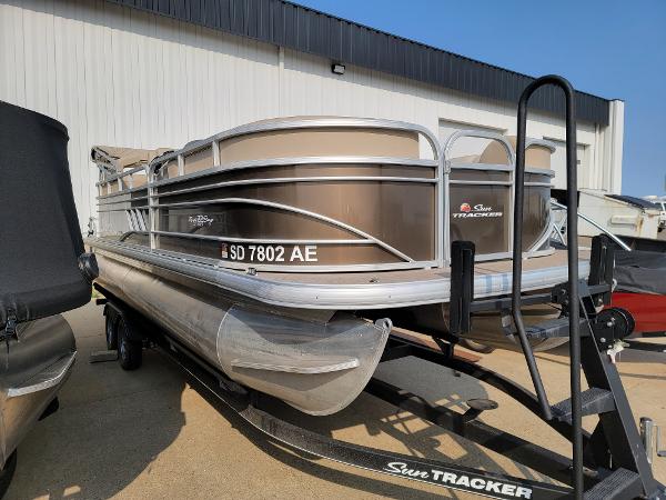 2020 Sun Tracker boat for sale, model of the boat is Party Barge 22 DLX & Image # 3 of 18