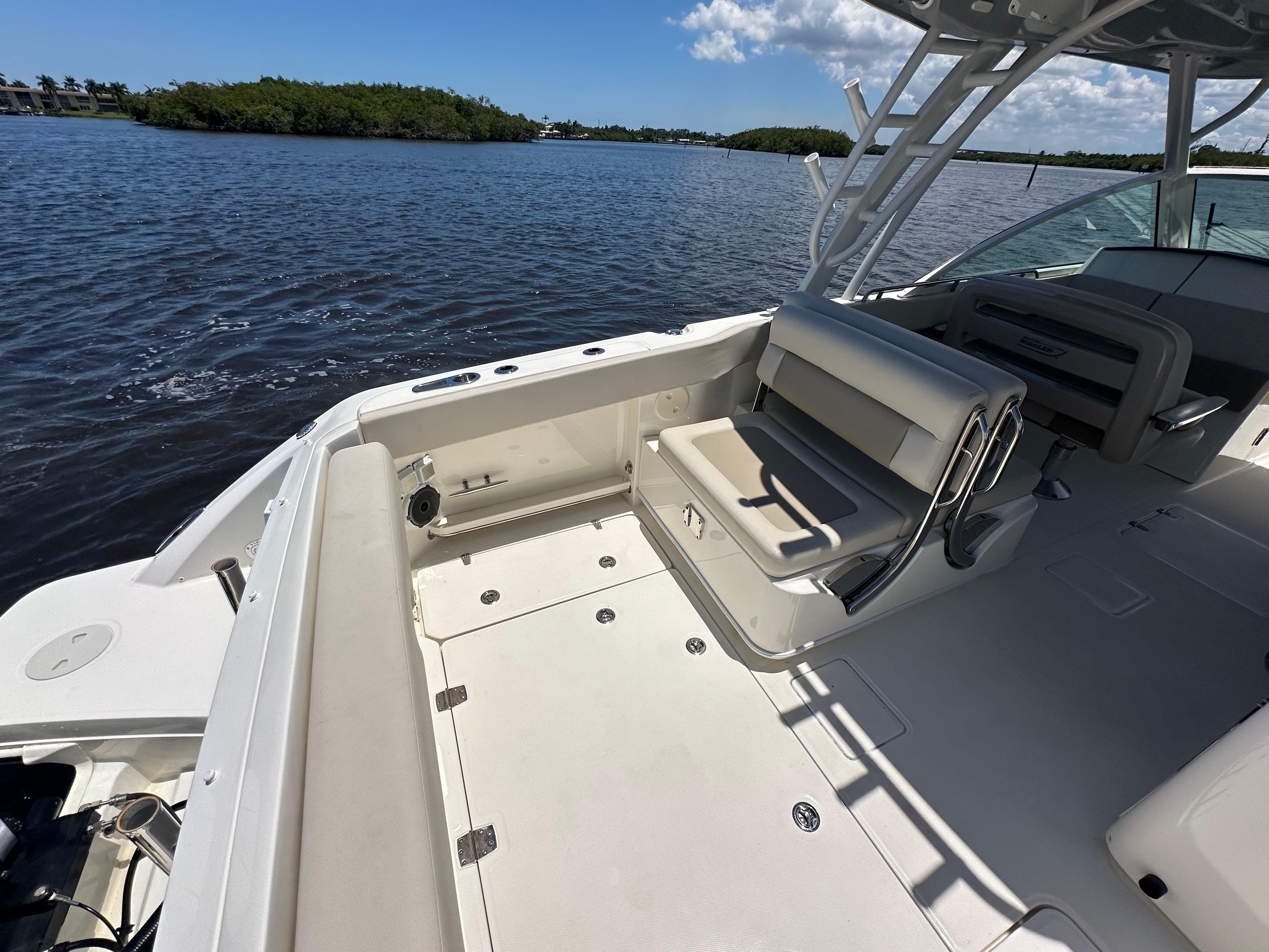 2023-boston-whaler-320-vantage-power-9821425-20250602095044656-1_XLARGE