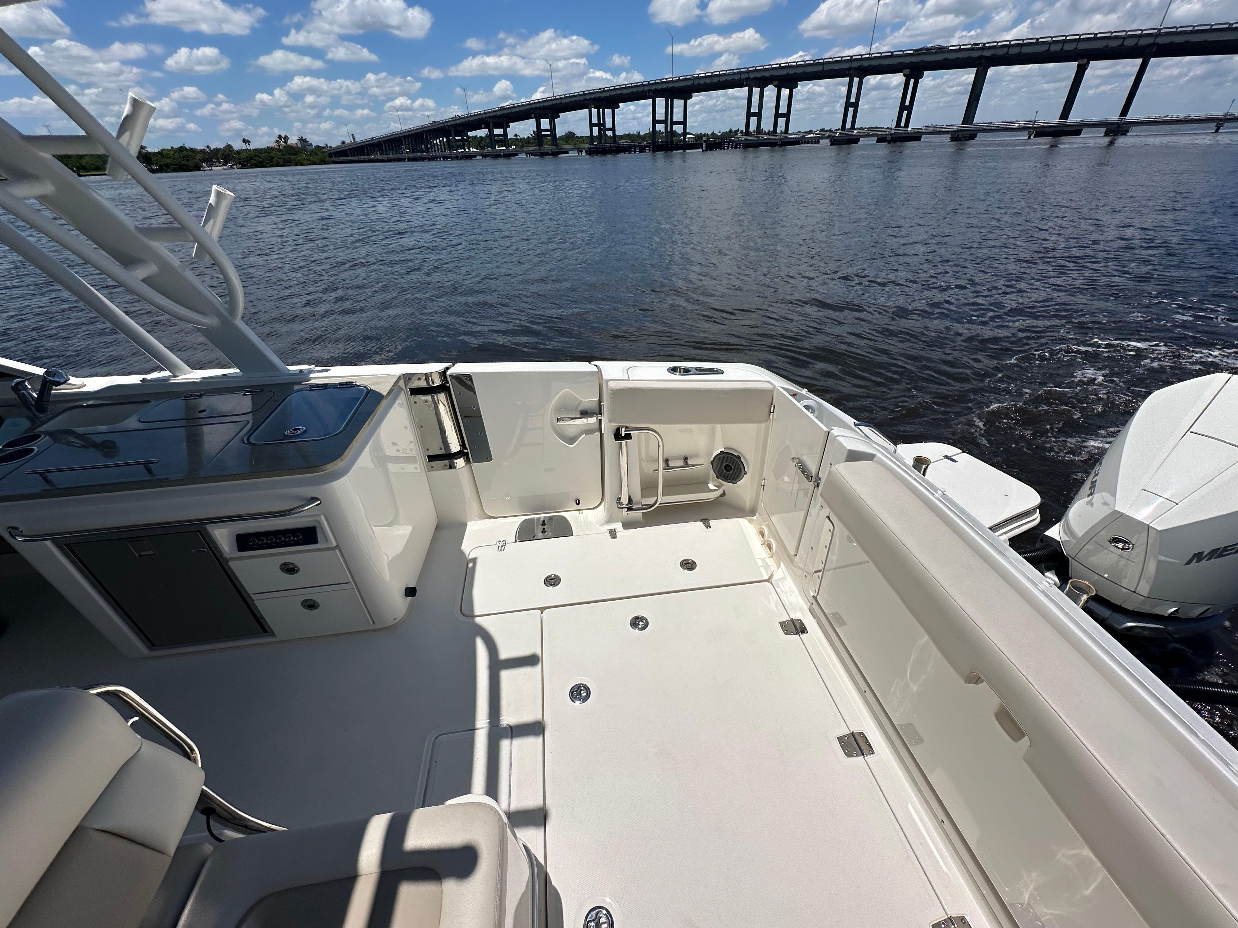 2023-boston-whaler-320-vantage-power-9821425-20250602095050782-1_XLARGE