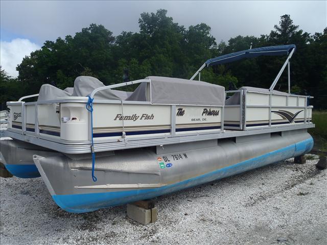 2002 Crest boat for sale, model of the boat is Fisherman 22' & Image # 1 of 10