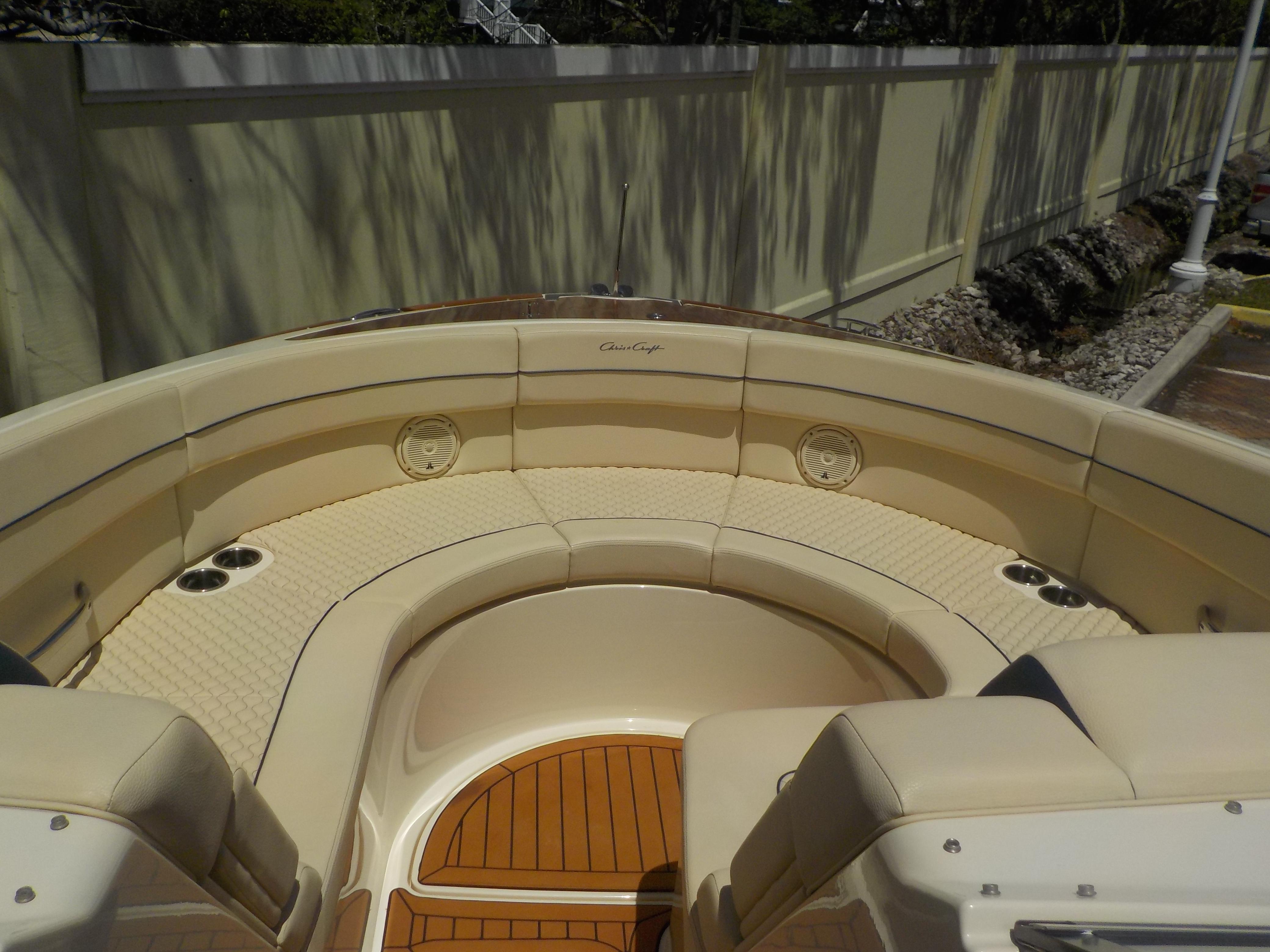 Chris Craft 35 Happy Together - Bow seating