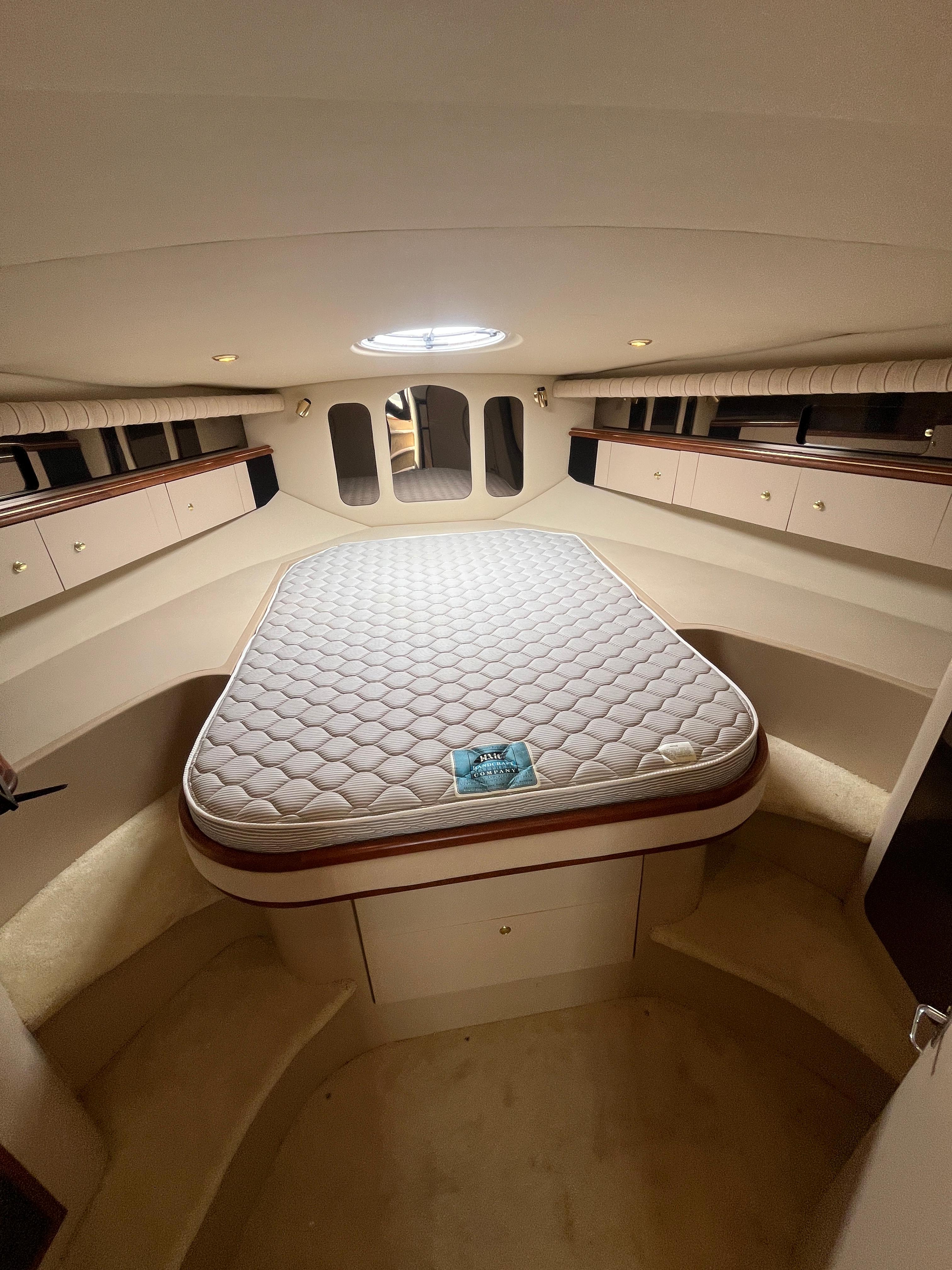 1999-cruisers-yachts-4270-esprit-power-9821499-980709671-0-010620251825-10
