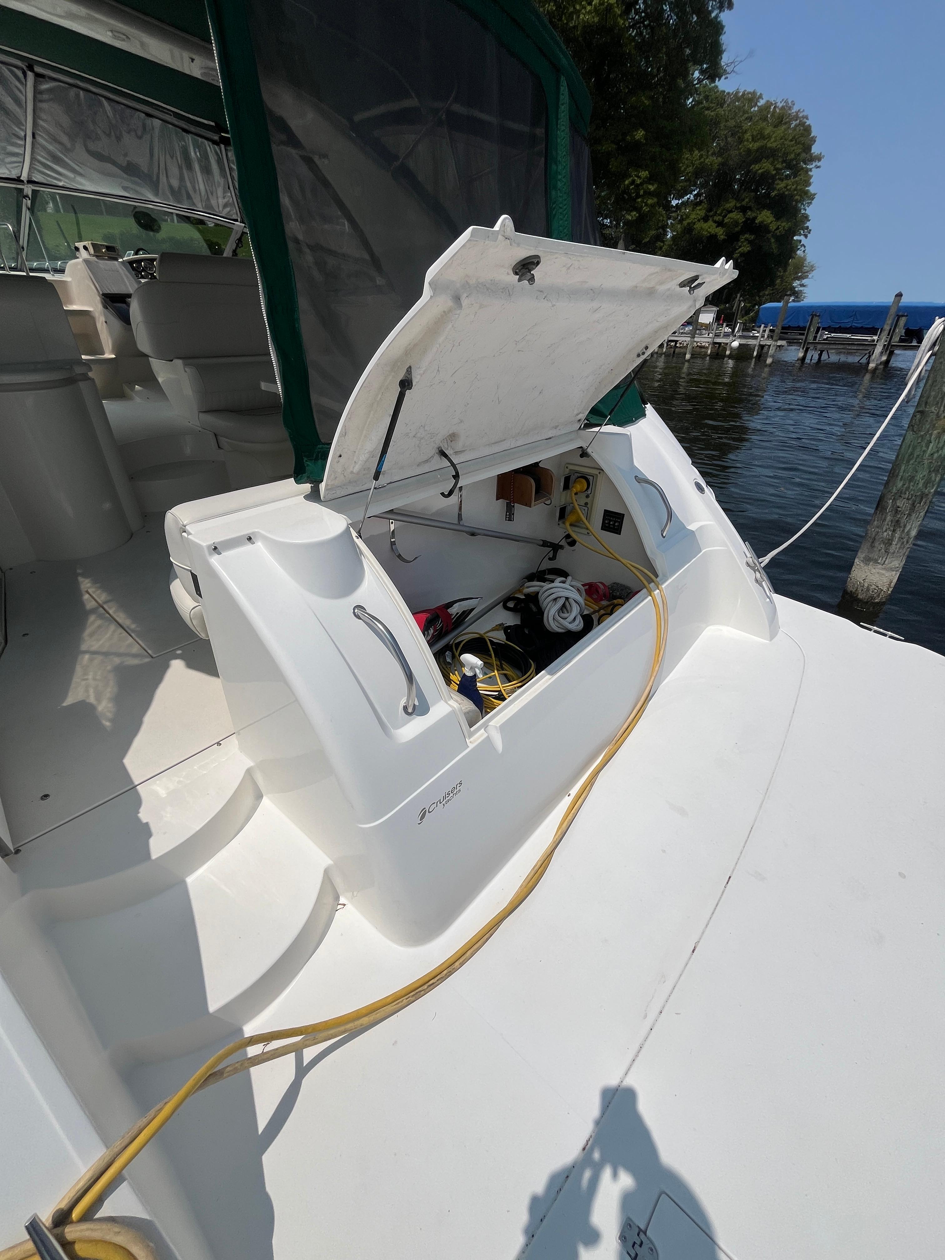 1999-cruisers-yachts-4270-esprit-power-9821499-980709684-0-010620251826-24