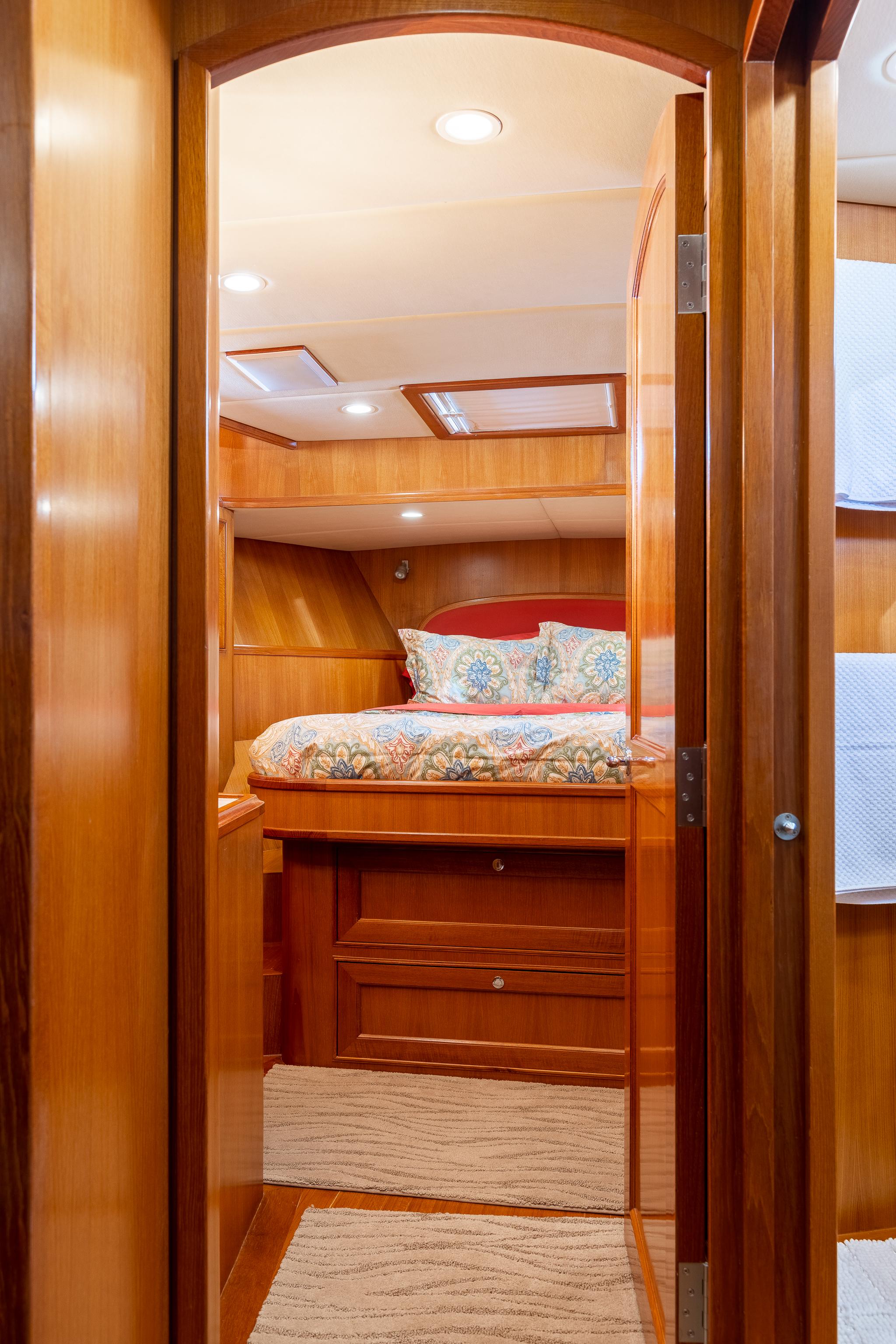 Offshore 72 Sunshine - VIP Stateroom, Entry