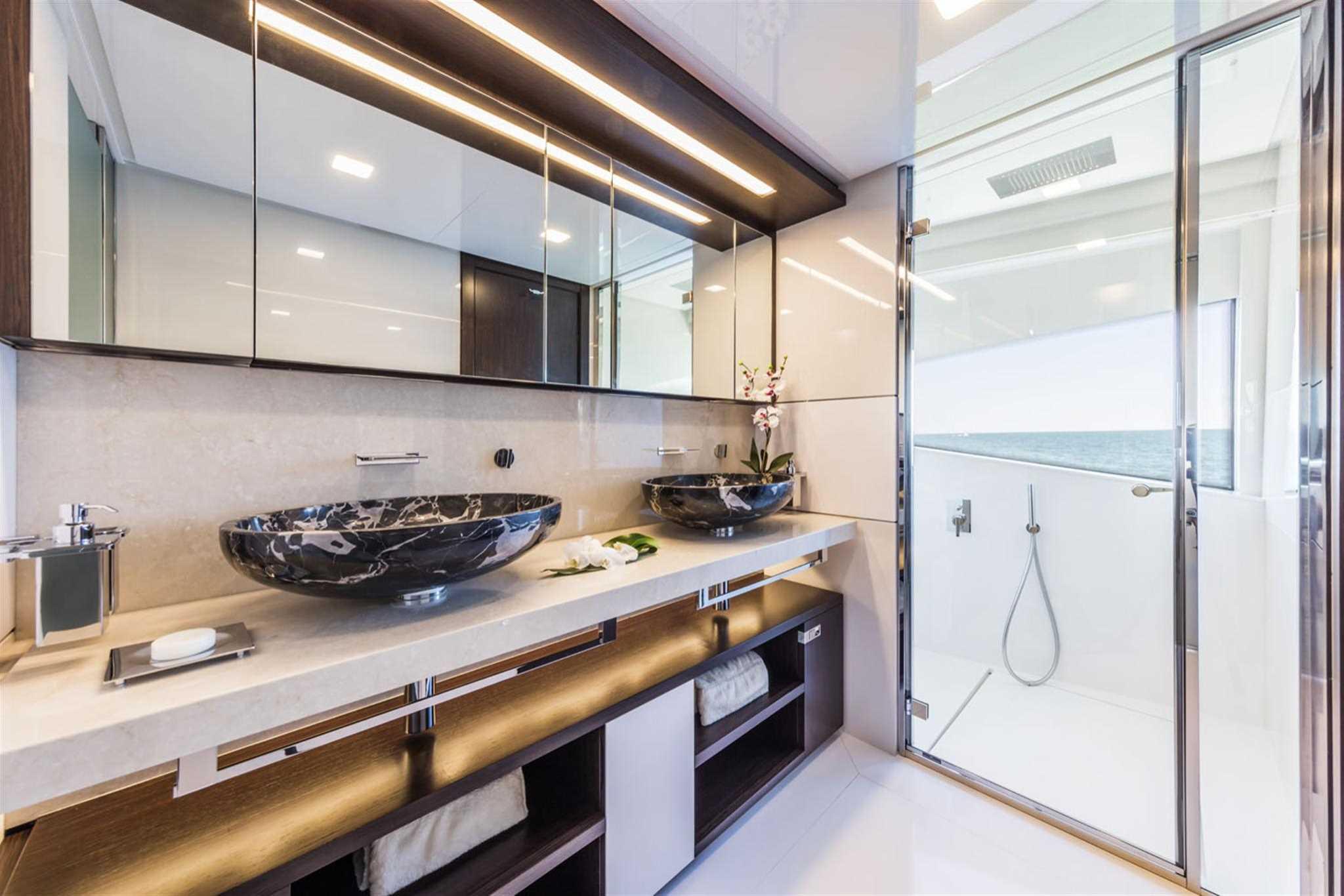 2019 Custom Line Navetta 33 Maria Theresa