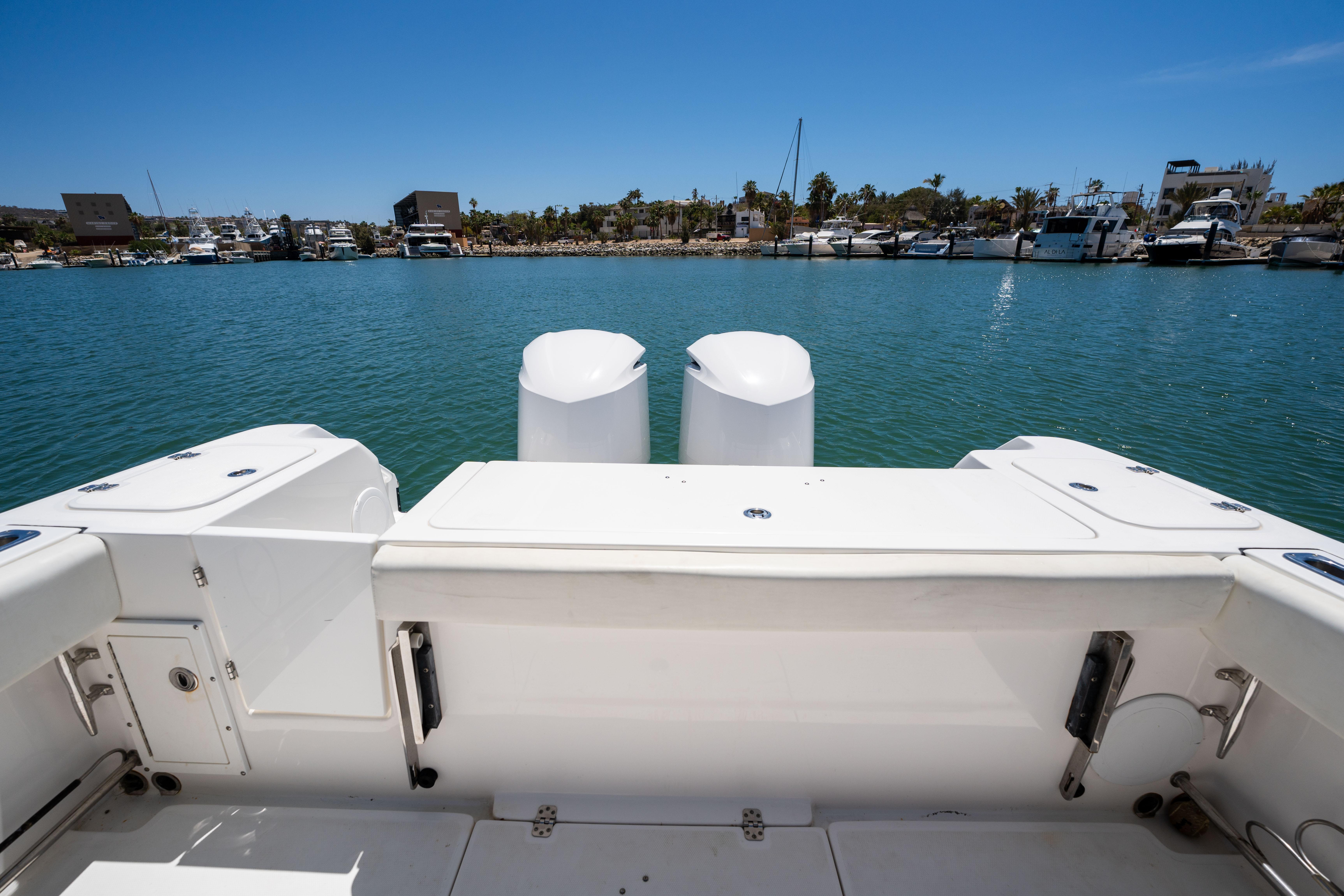 Edgewater-320CC 2020-Carnal CA-US-Edgewater 320CC 2020 boat stern view at marina with clear blue water.-9821525 | Thumbnail