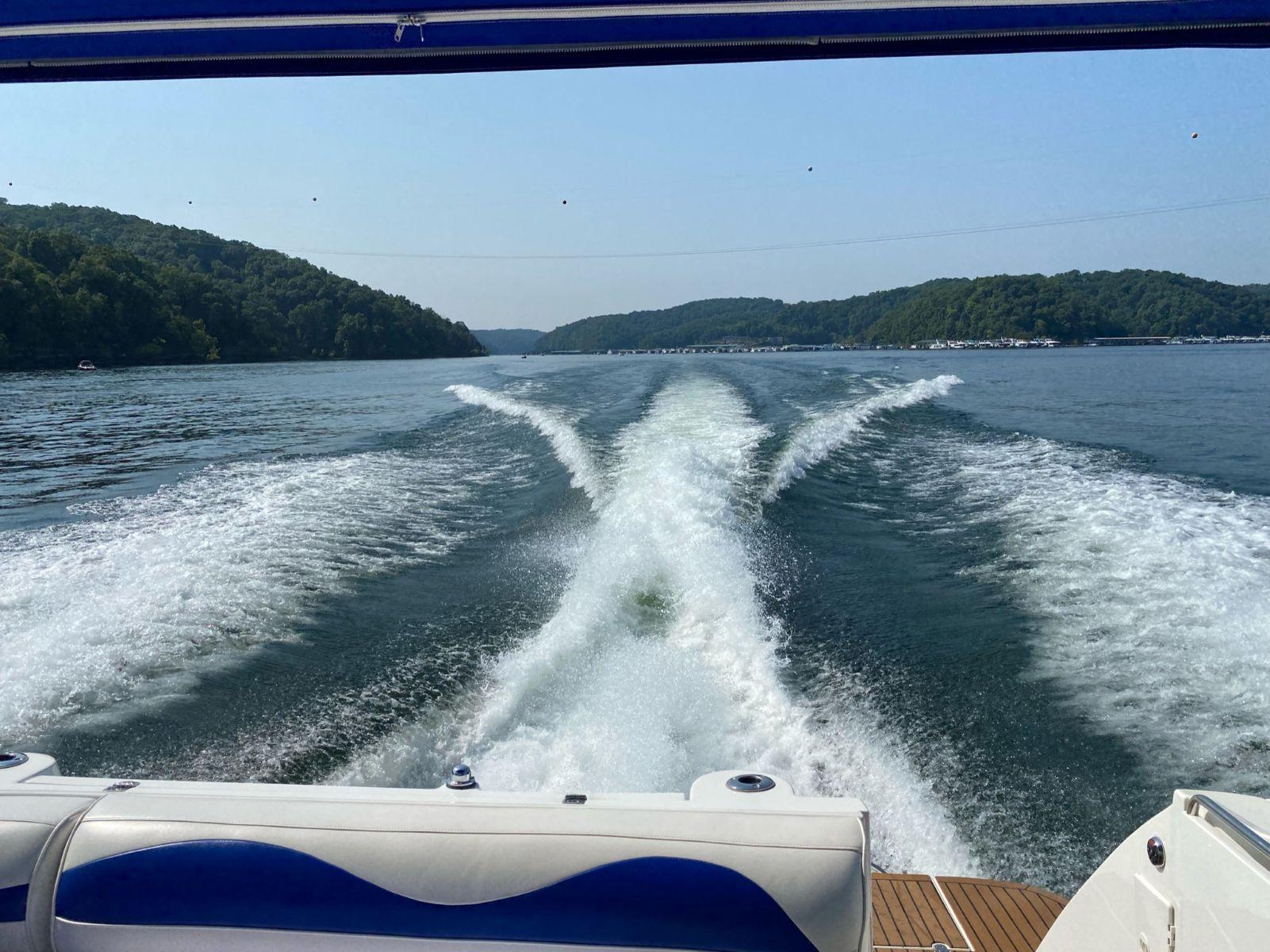 2000-cruisers-yachts-4270-express-power-9791530-20250512175210899-1_XLARGE