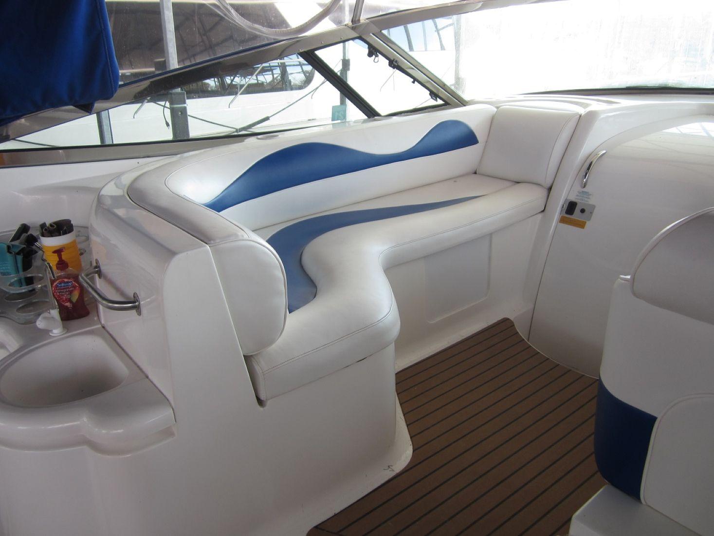2000-cruisers-yachts-4270-express-power-9791530-20250512175217769-1_XLARGE