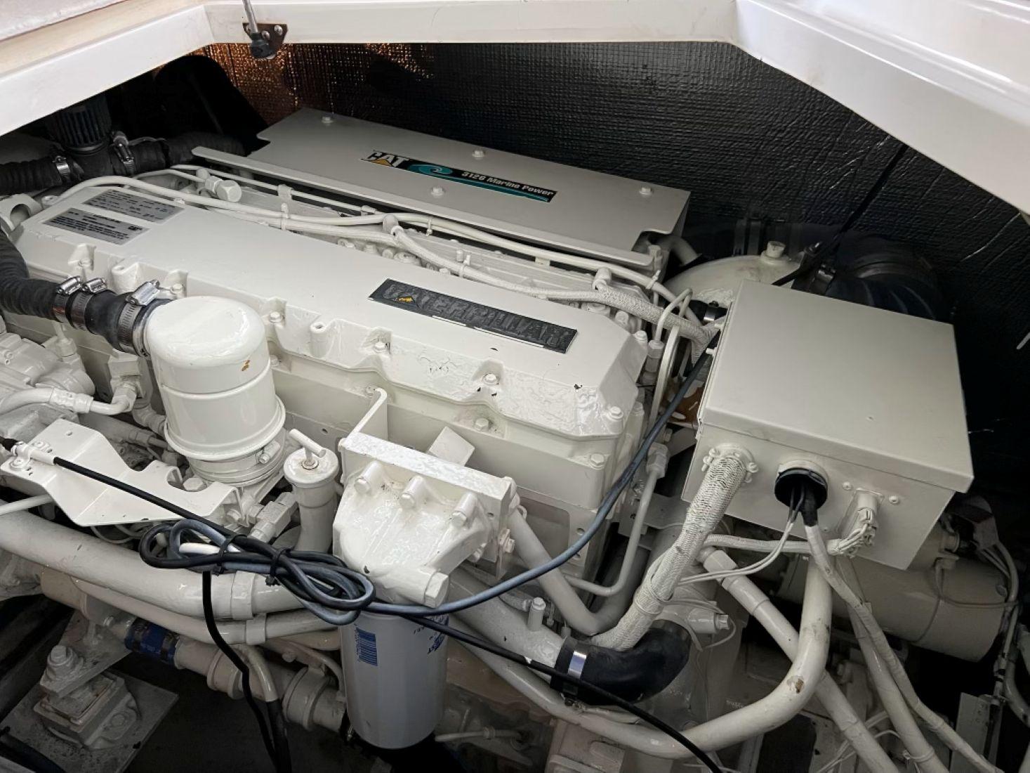 2000-cruisers-yachts-4270-express-power-9791530-20250512175250187-1_XLARGE
