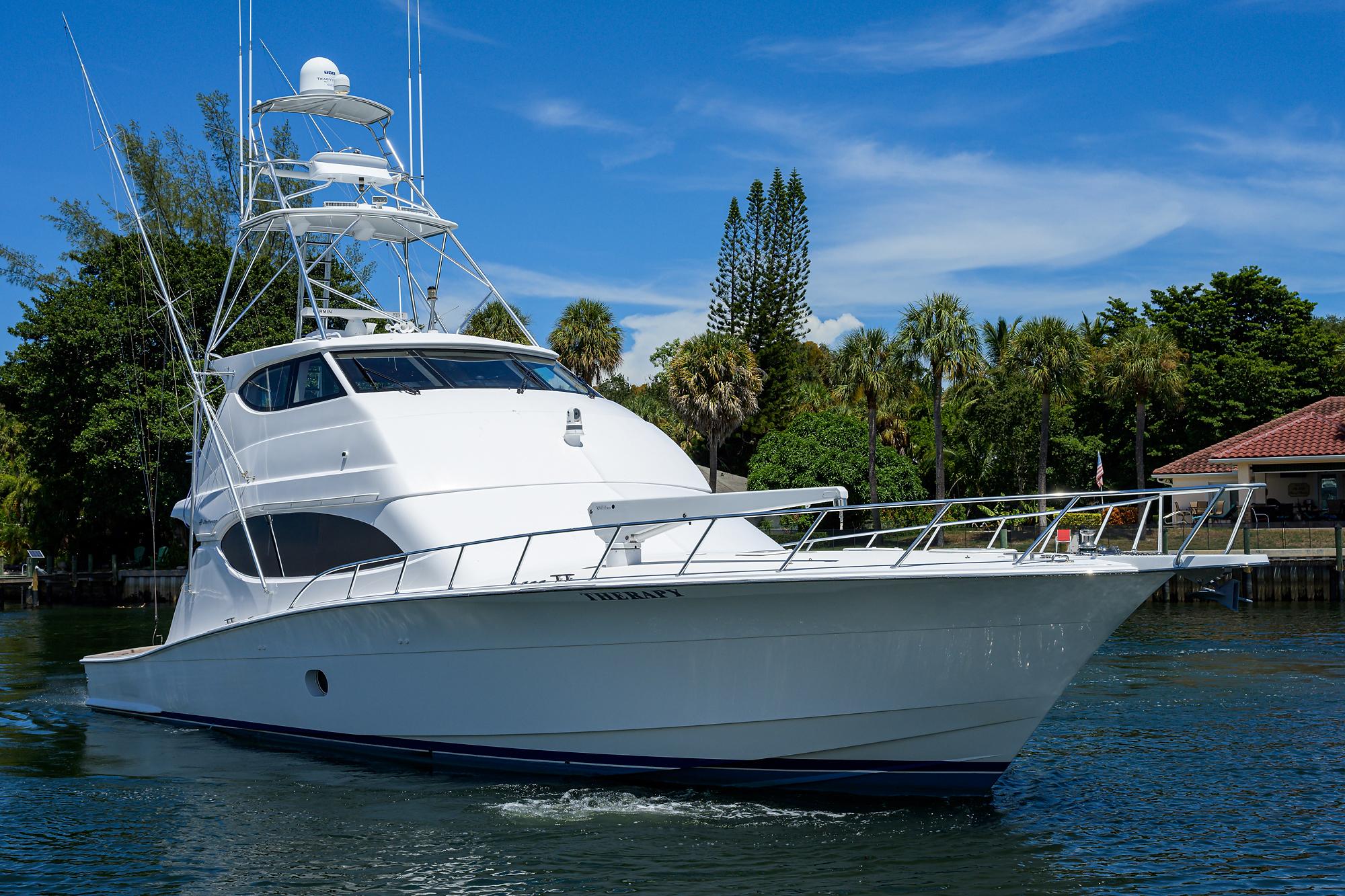 Hatteras 68 THERAPY - Starboard Bow Profile