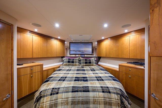 Hatteras 68 THERAPY - Forward Stateroom Berth