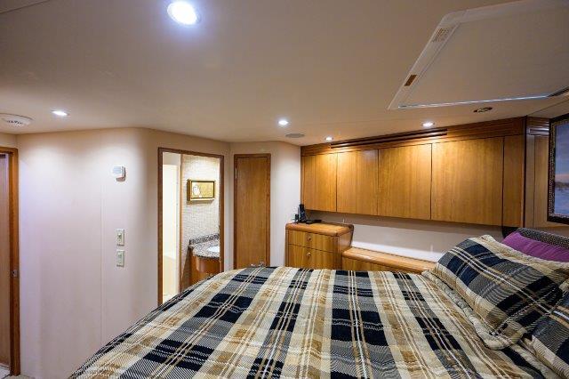 Hatteras 68 THERAPY - Forward Stateroom Bed & Head Access
