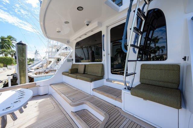 Hatteras 68 THERAPY - Mezzanine & Stairs to Flybridge
