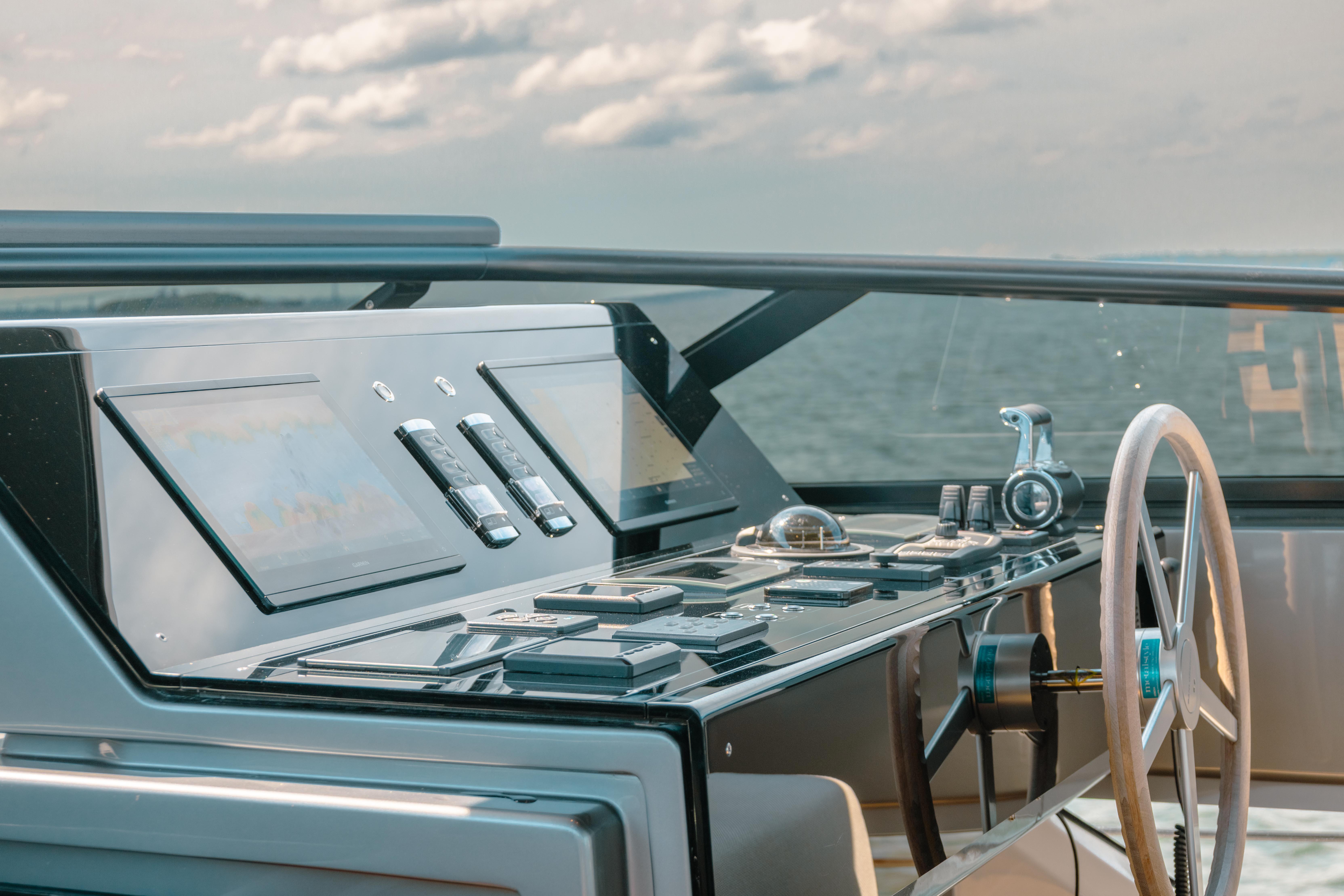Sanlorenzo 106 QII - Flybridge Helm
