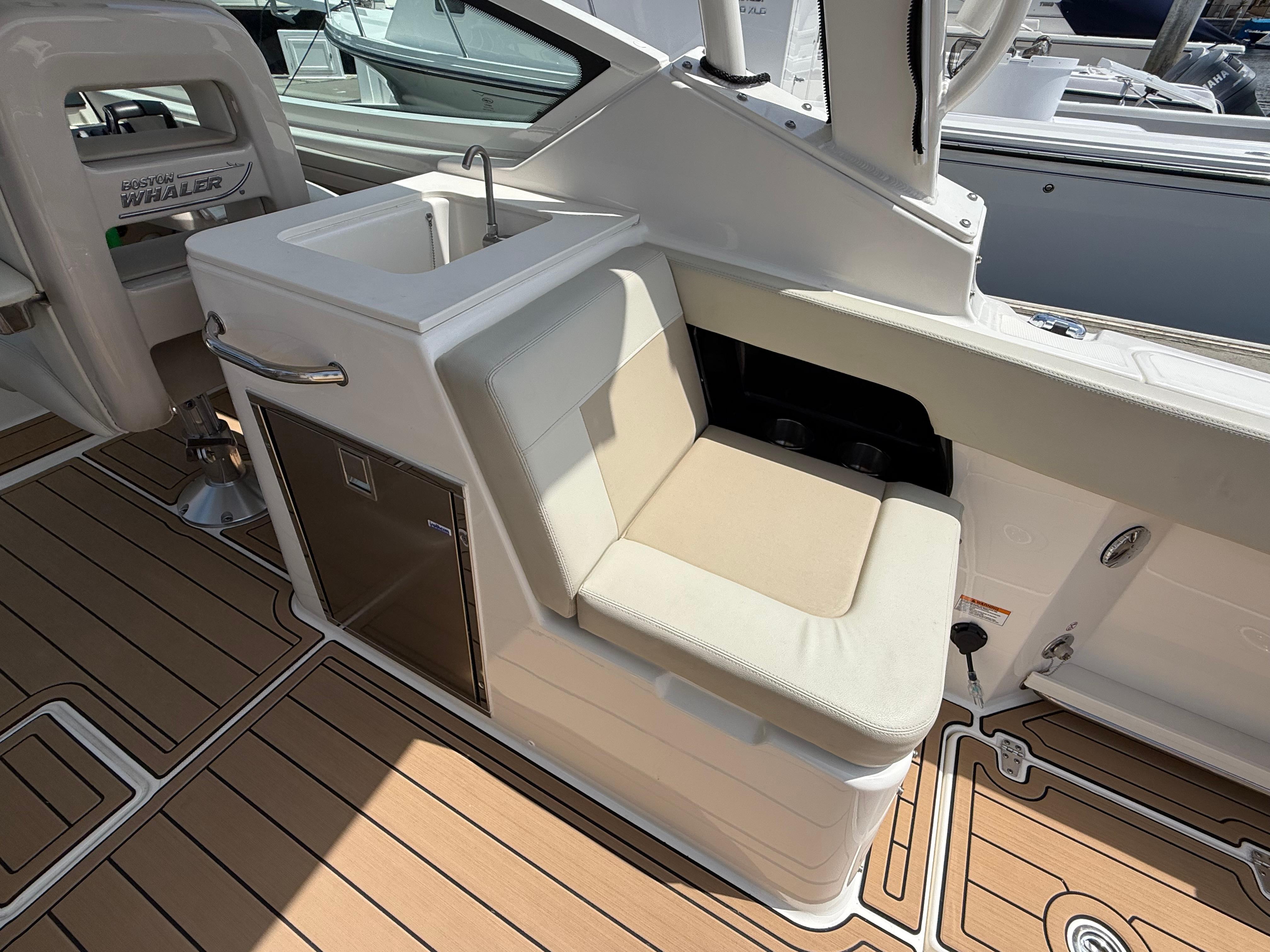 2023 Boston Whaler 280 Vantage #TBMB0173H inventory image at Sun Country Marine Group, Newport Beach 2023 Boston Whaler 280 Vantage #TBMB0173H inventory image at Sun Country Marine Group, Newport Beach