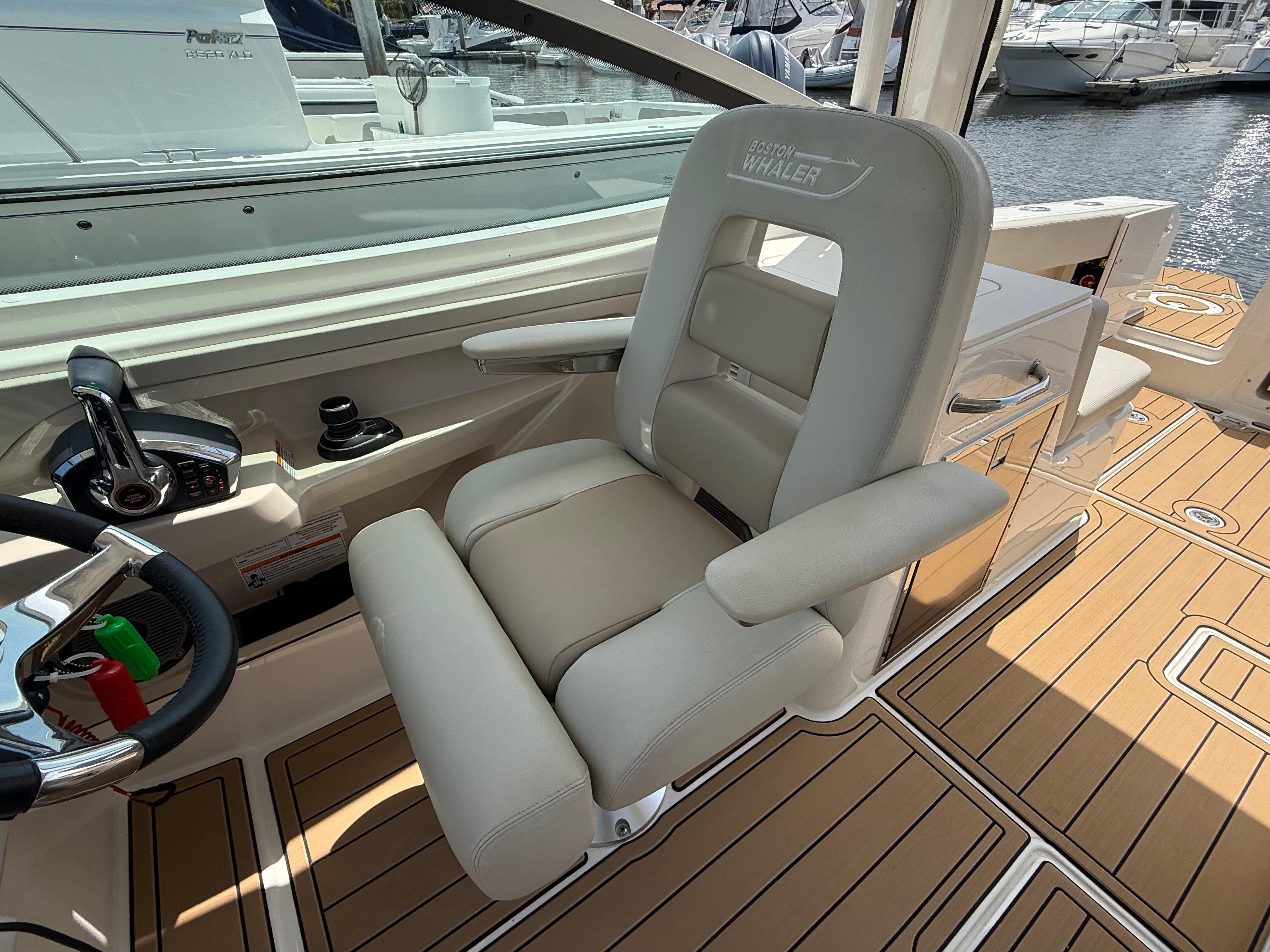2023 Boston Whaler 280 Vantage #TBMB0173H inventory image at Sun Country Marine Group, Newport Beach 2023 Boston Whaler 280 Vantage #TBMB0173H inventory image at Sun Country Marine Group, Newport Beach
